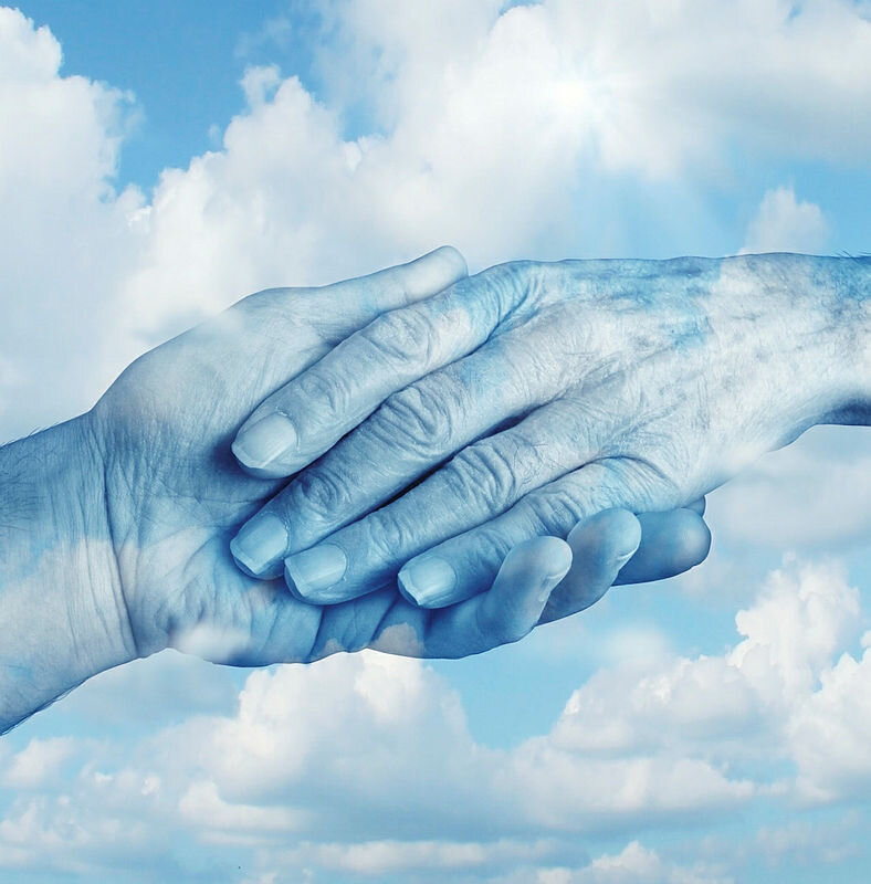 Hender Bildet viser hender som holder hverandre med himmel og skyer i bakgrunnen.