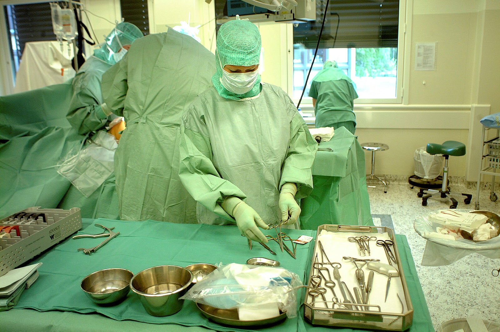 Operasjonssykepleier i arbeid.