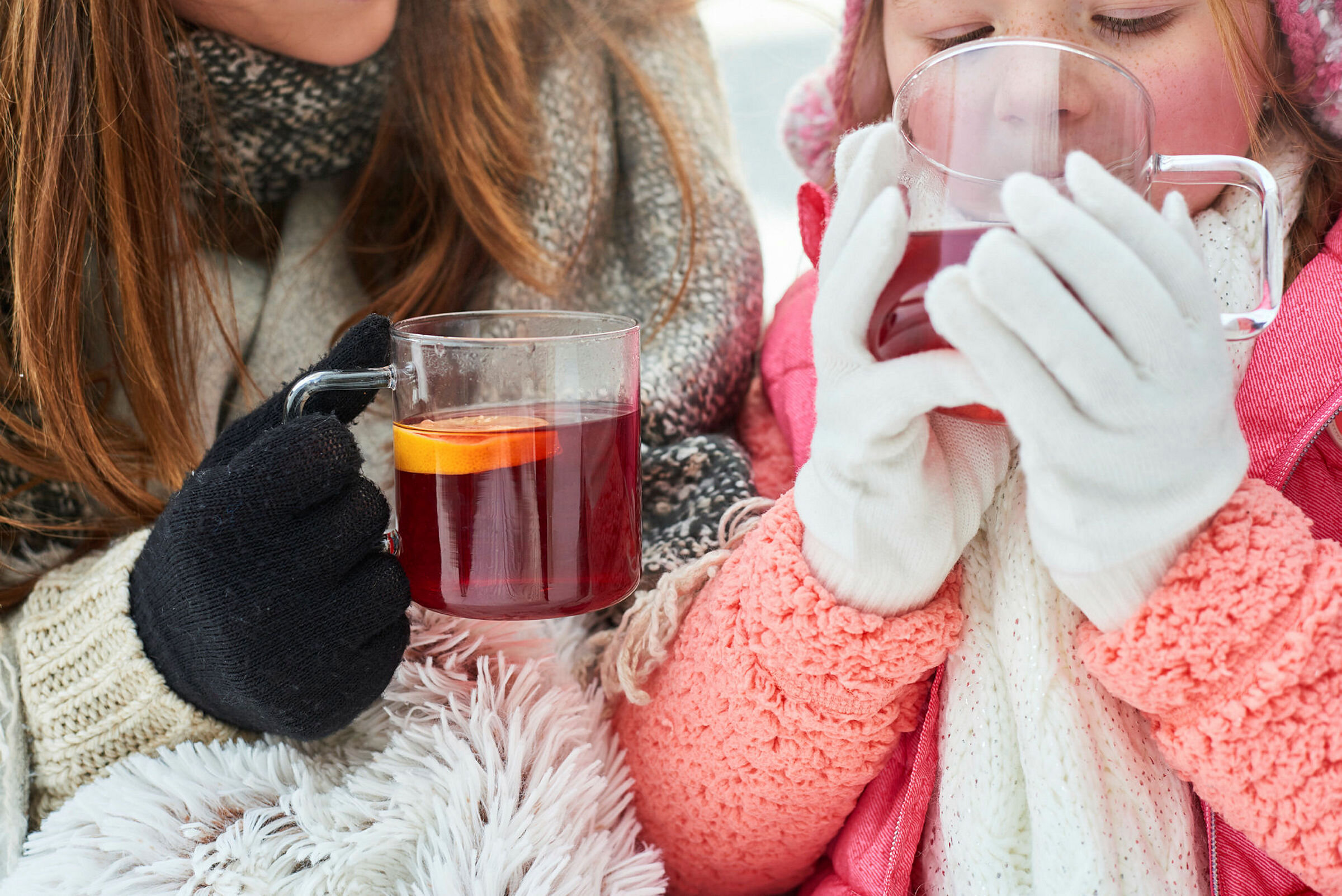 Barn drikker varm drikke Bildet viser barn som drikker varm drikke ute en vinterdag