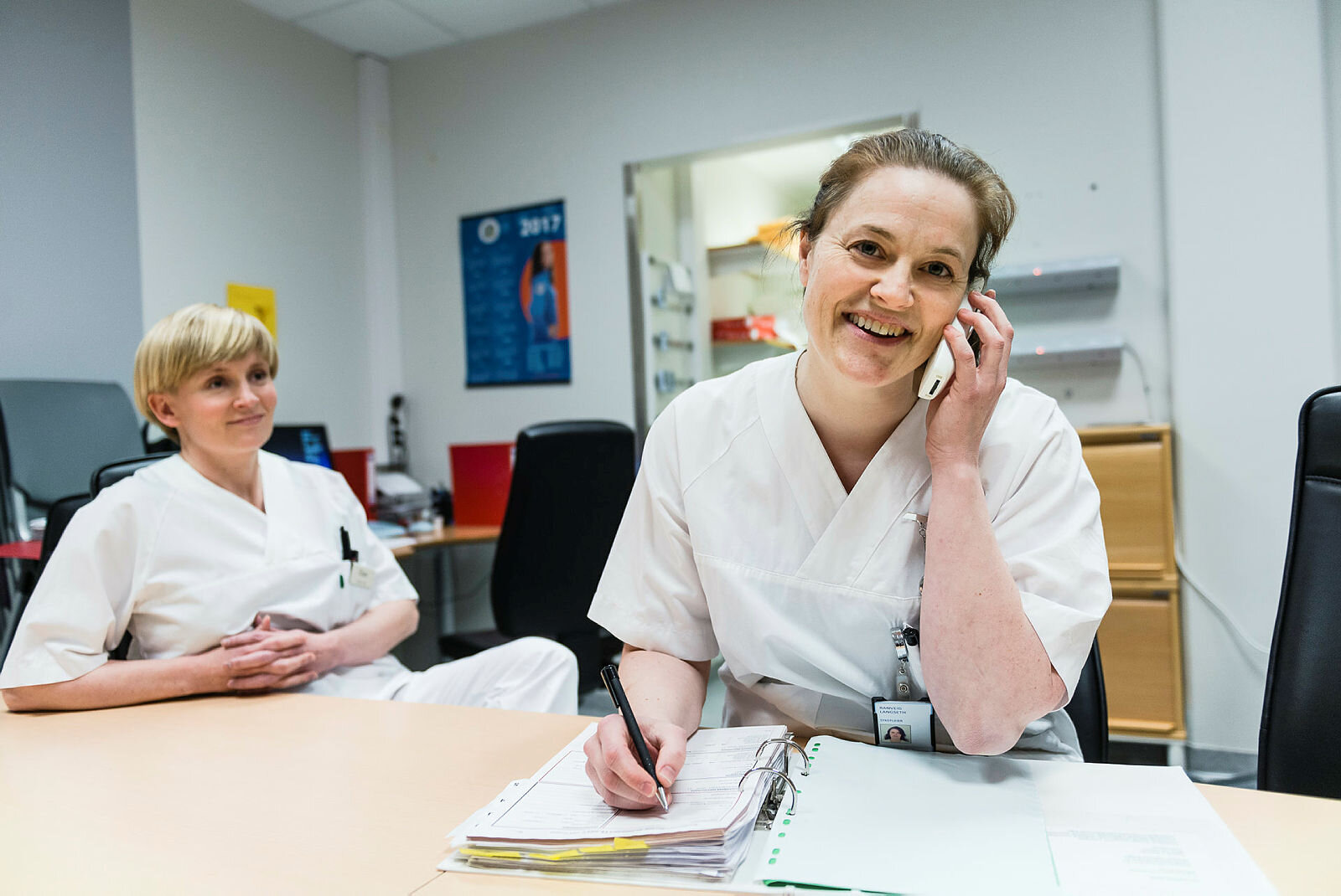 Bildet viser Ranveig Langseth som snakker i telefonen mens Eilen Johansen følger med.
