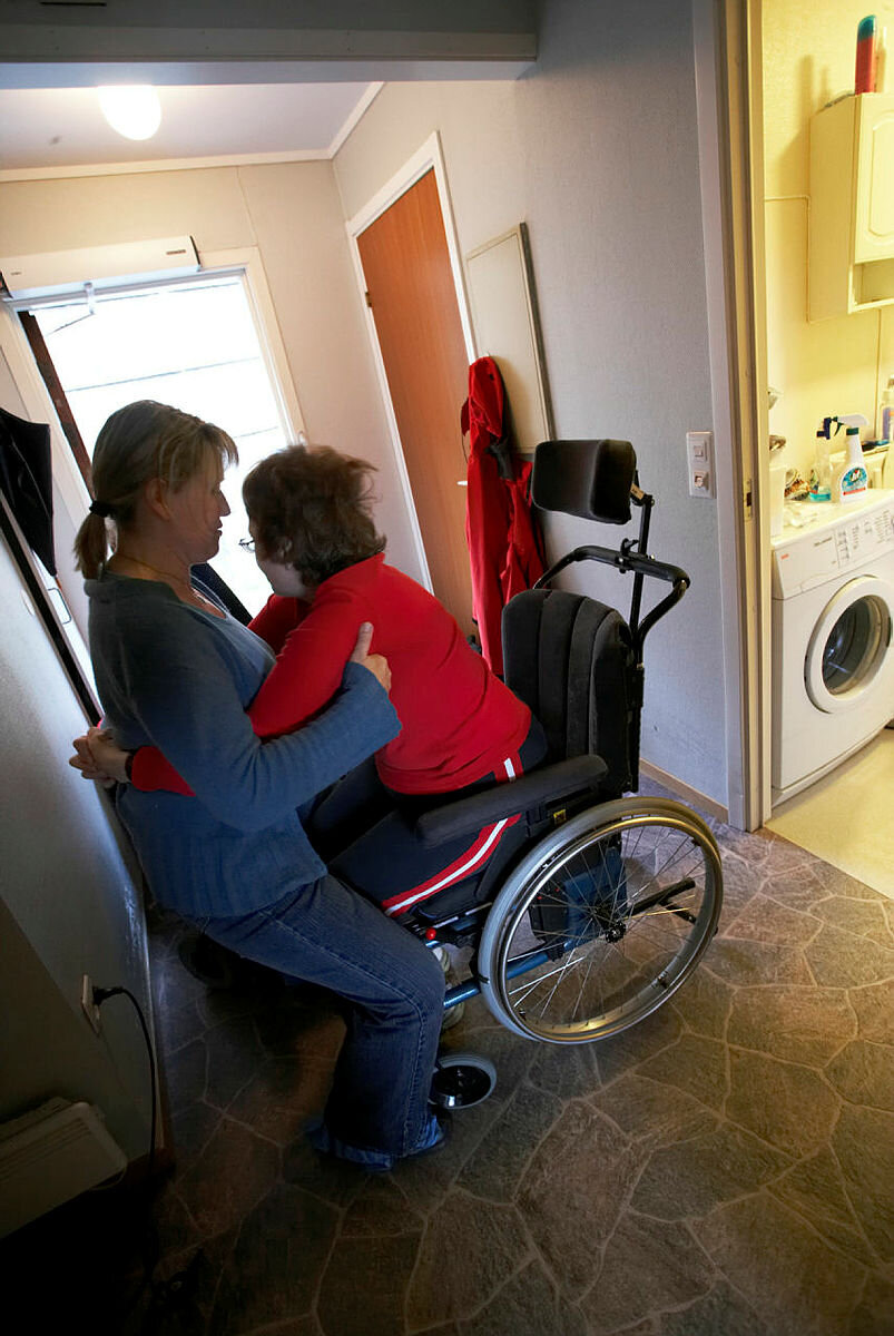 Sykepleier Ragna Marie Haugland hjelper MS-pasient Bente Holand Berg.