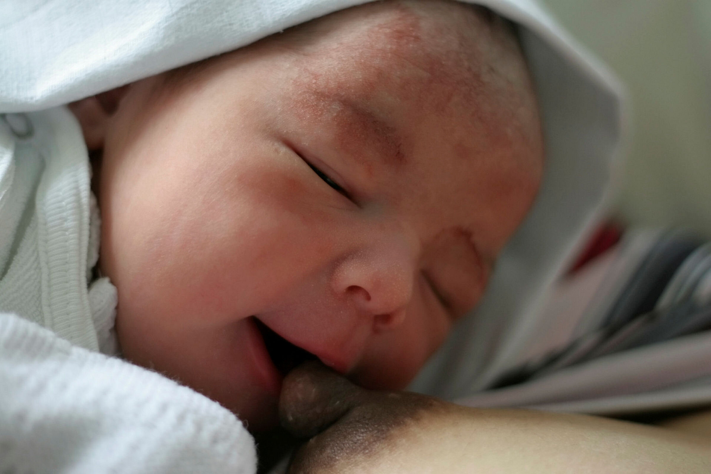 Nærbilde av nyfødt baby