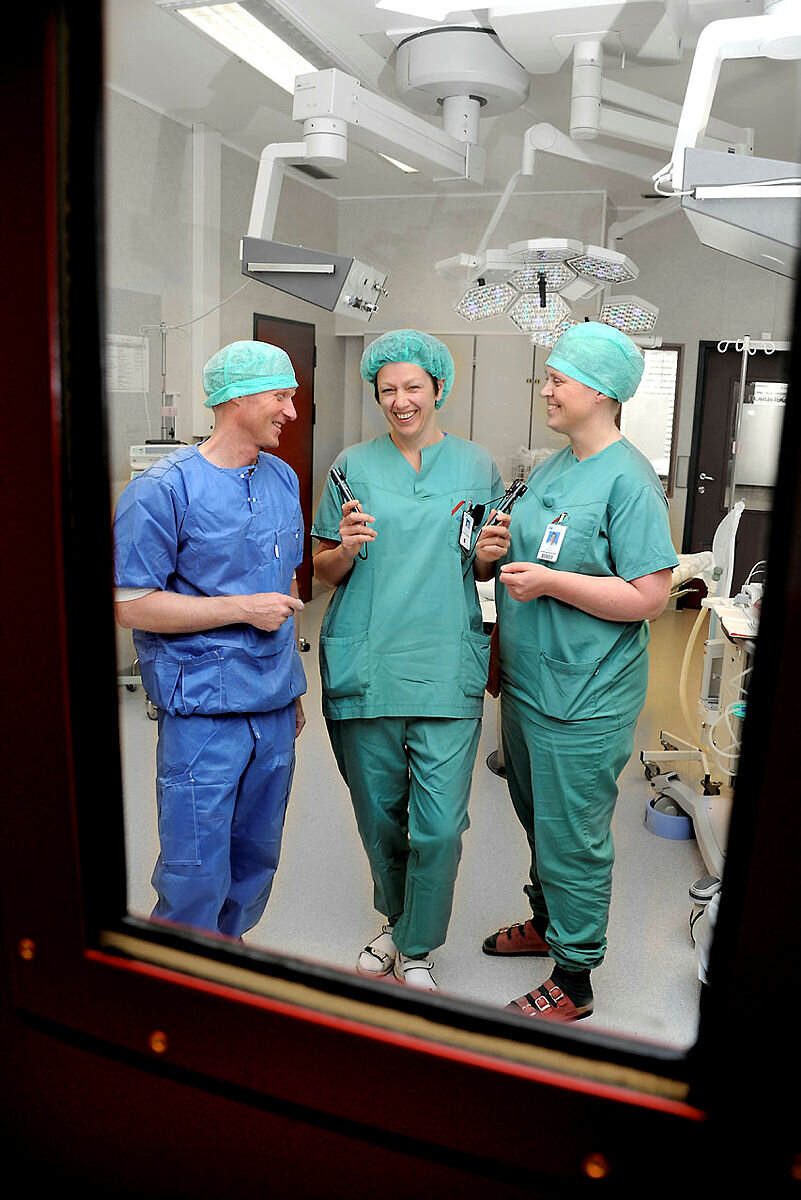 Ortoped Helge Wangen, operasjonssykepleier Karen Lovise Nordhagen og avdelingssykepleier Anne Moldehagen. Fra operasjonsstuen