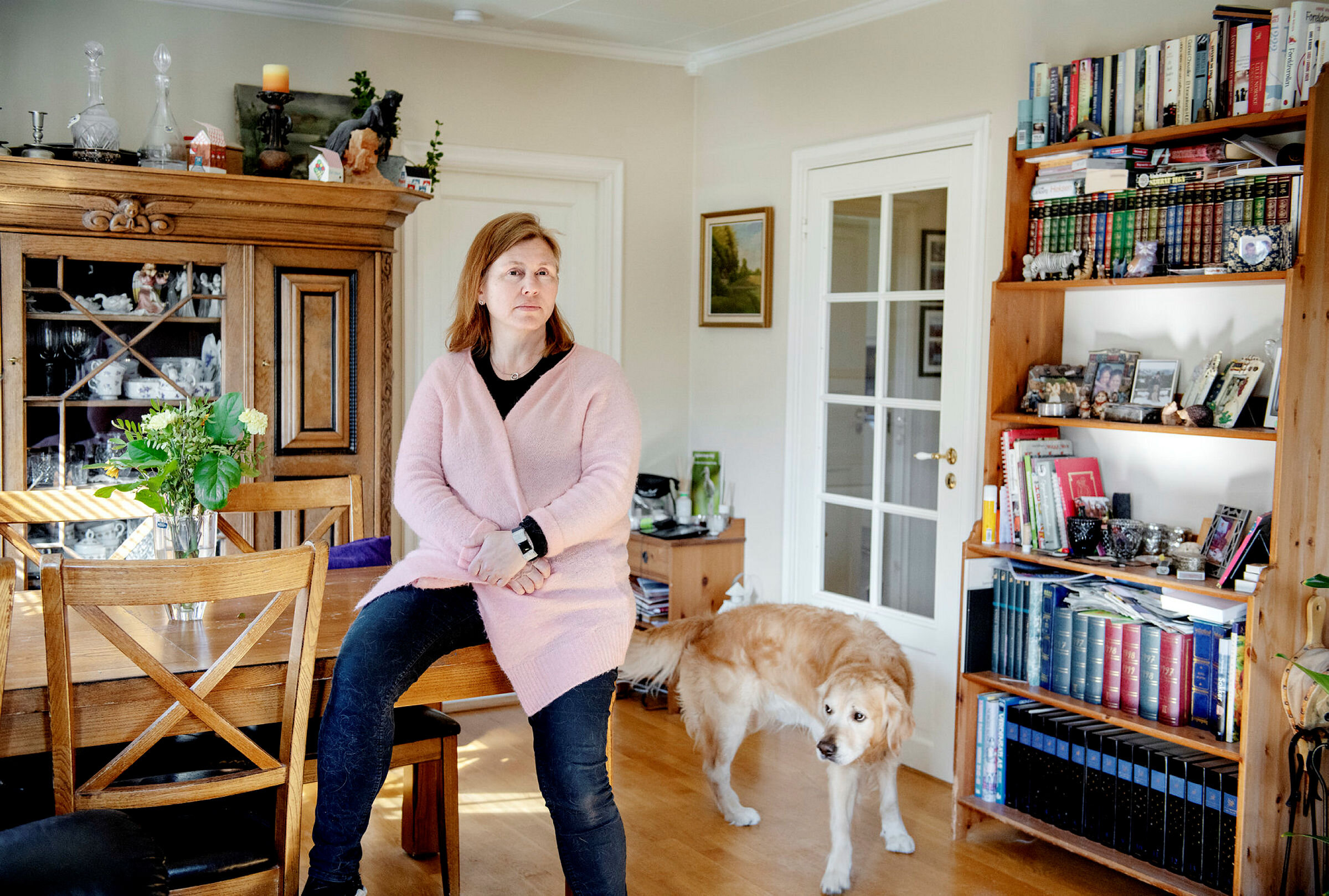 Mona Christin Vedeler Portrett av Mona Christin Vedeler hjemme hos seg selv i Bergen, med hund.