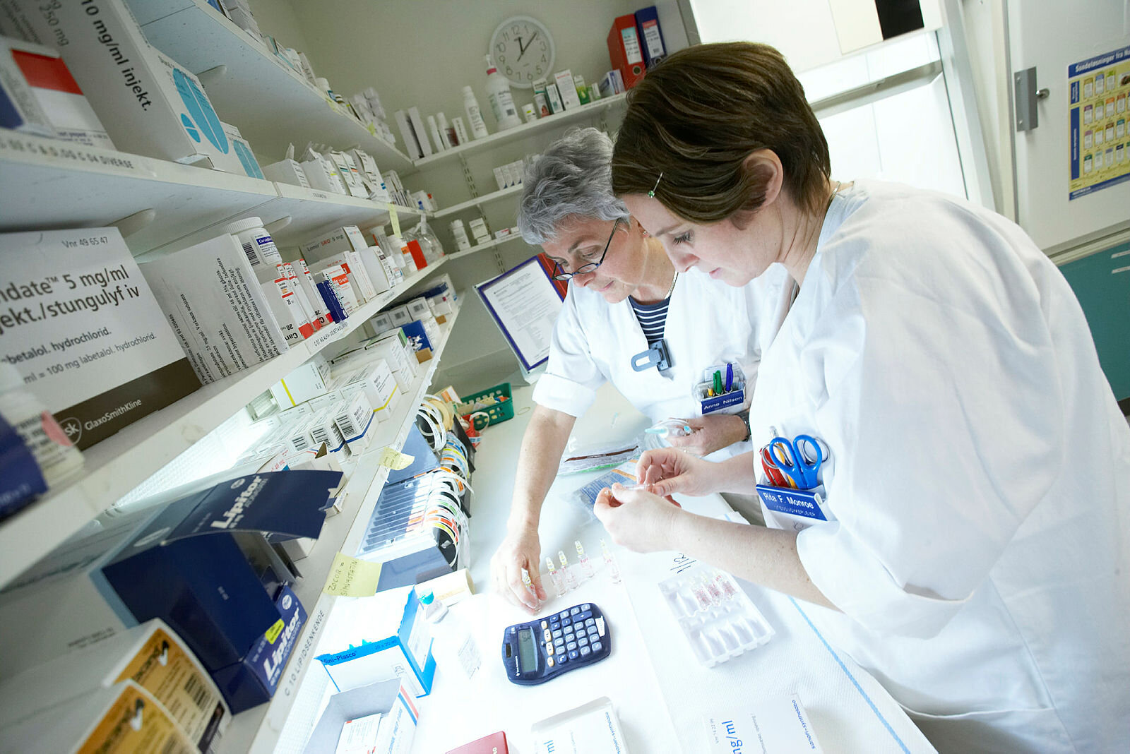Sykepleier Anne Nilsen og Rita Monroe forbereder medisiner på Moss sykehus.