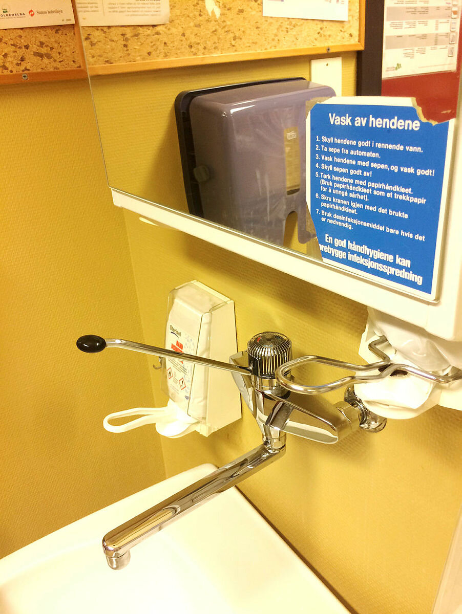 Håndhyggiene Vask av hendene instruksjon ved håndvask og såpedispenser
