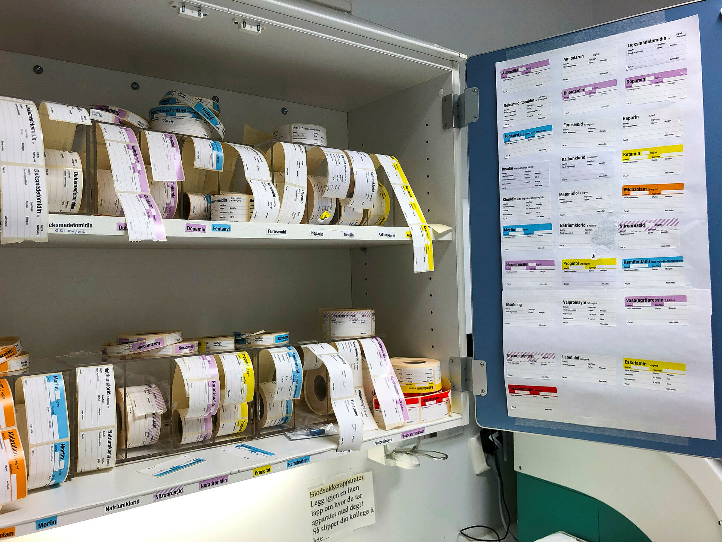 Merkelapper til legemidler Bildet viser et skap med ferdig trykte merkelapper til å sette på utblandete medisiner.