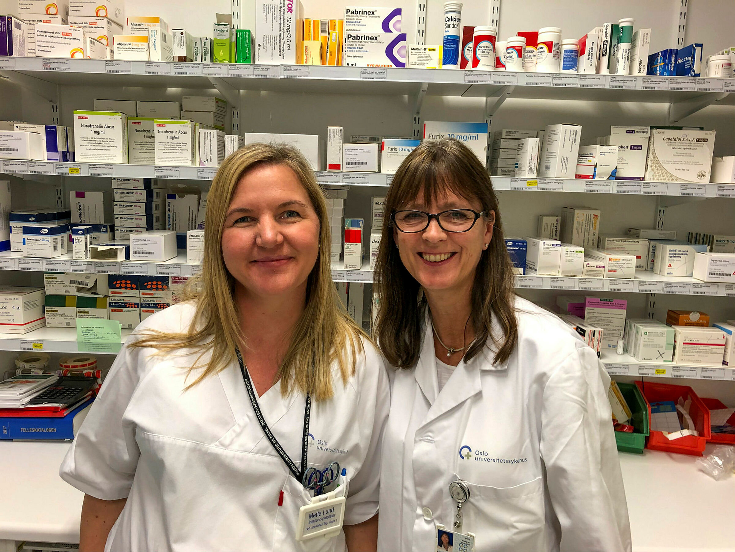 Mette Lund og Hilde Sporsem Bildet viser Mette Lund og Hilde Sporsem på medisinrommet på intensiv, Oslo universitetssykehus, Ullevål.