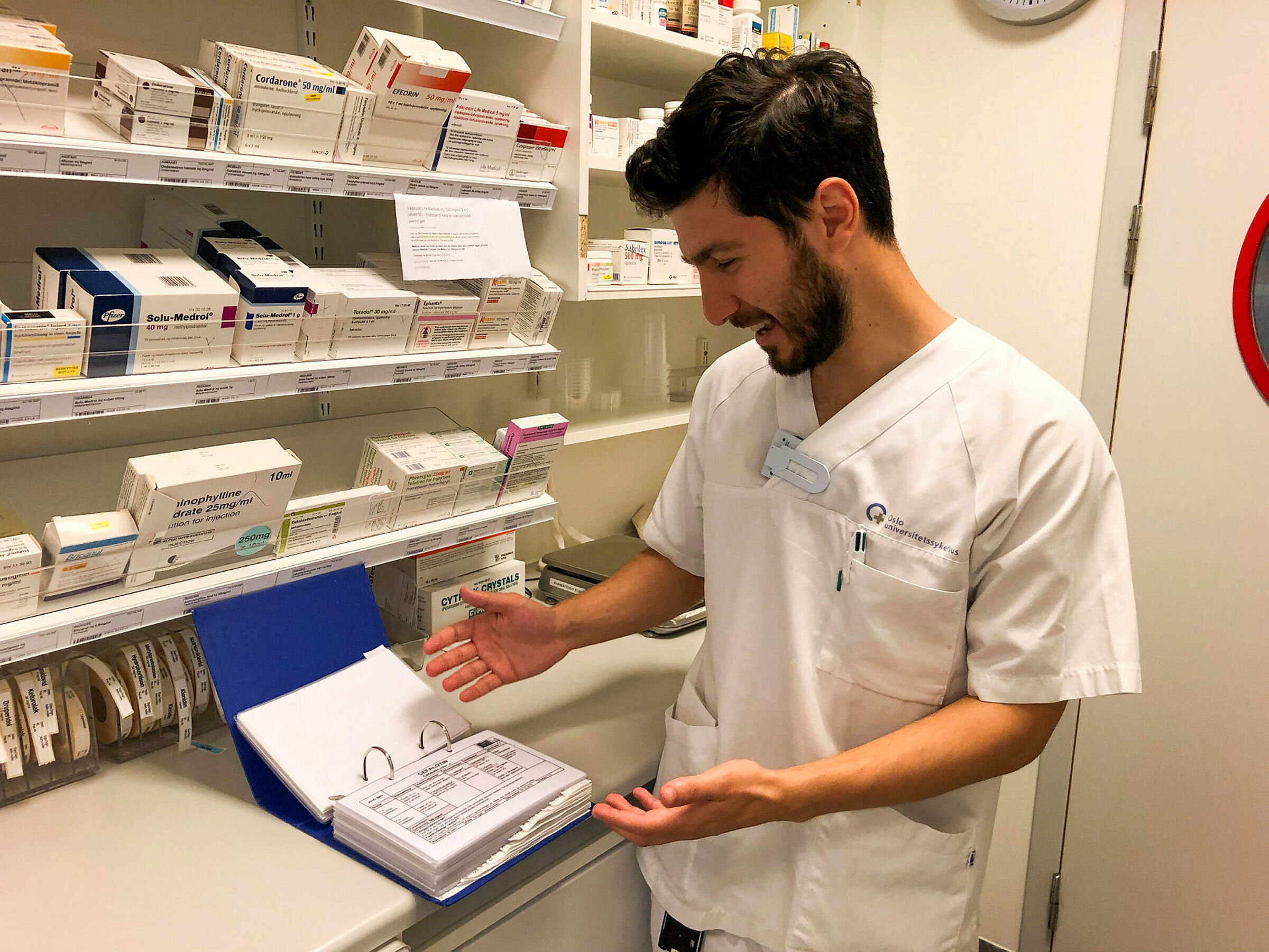 Rebwar Saleh Bildet viser farmasøyt Rebwar Saleh, som viser frem medisinkort. Barneintensiv, Oslo universitetssykehus, Ullevål.