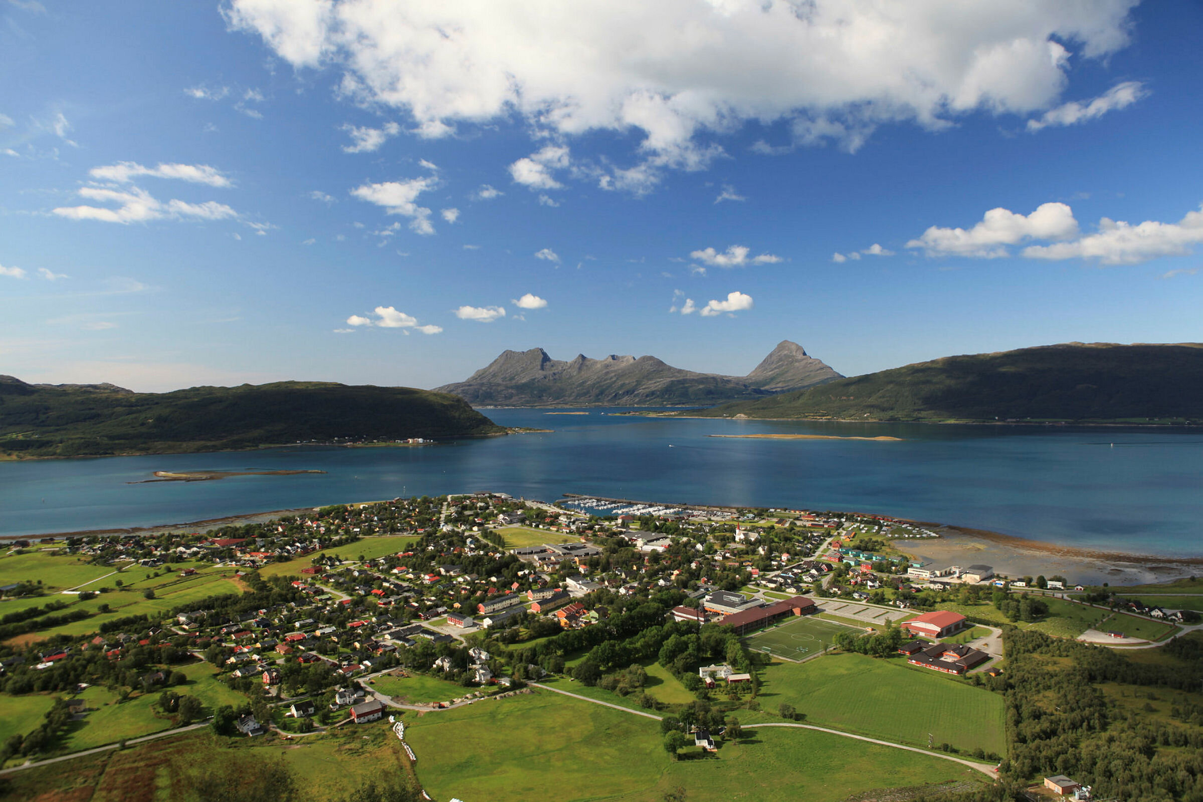 Nesna Bildet er et flyfoto av Nesna kommune om sommeren.