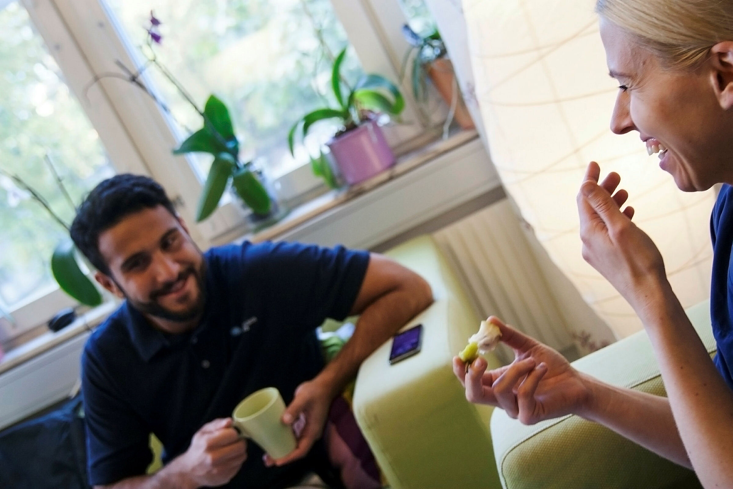 Sykepleiere snakker sammen Sykepleiere snakker sammen