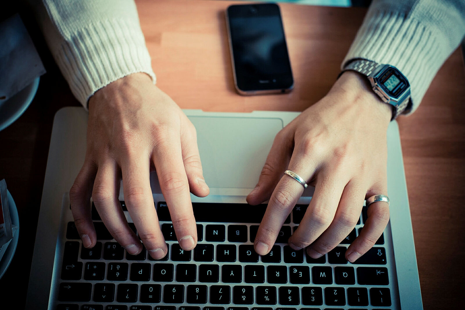 Illustrasjonsfoto av hender på et PC-tastatur
