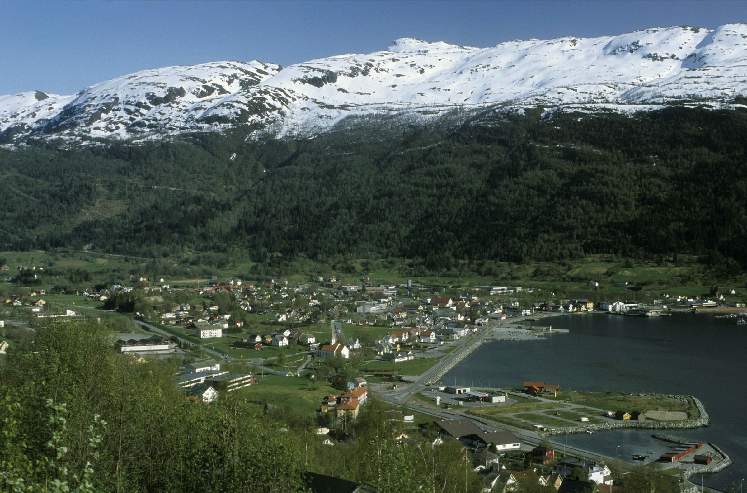 Oversiktsfoto over Nordfjordeid, administrasjonssenter i Eid kommune