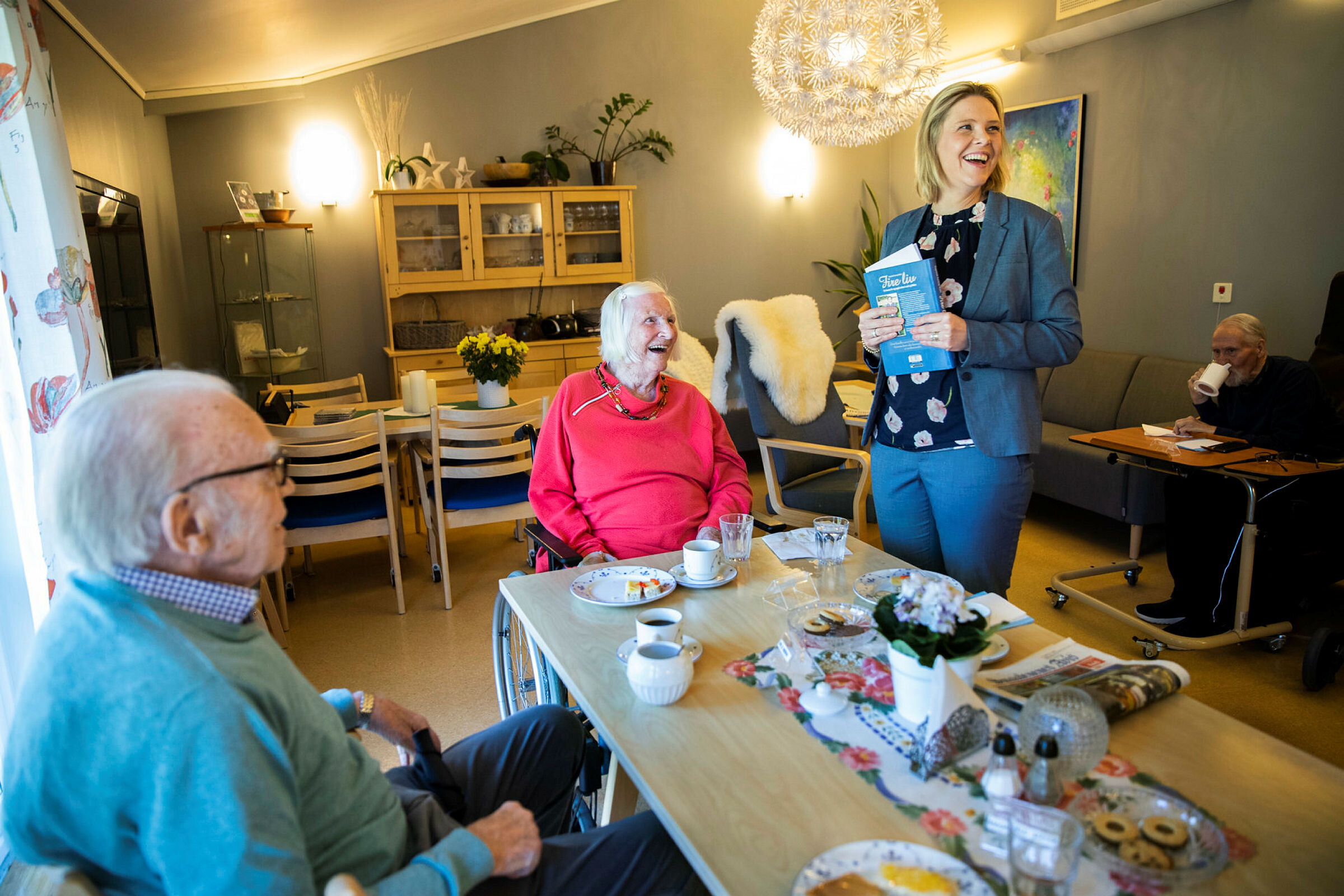 Eldre- og folkeminister Sylvi Listhaug treffer beboere, pårørende og ansatte på Hobøl Bo- og behandlingssenter. . F.h.: Sylvi Lis... Credit: NTB scanpix