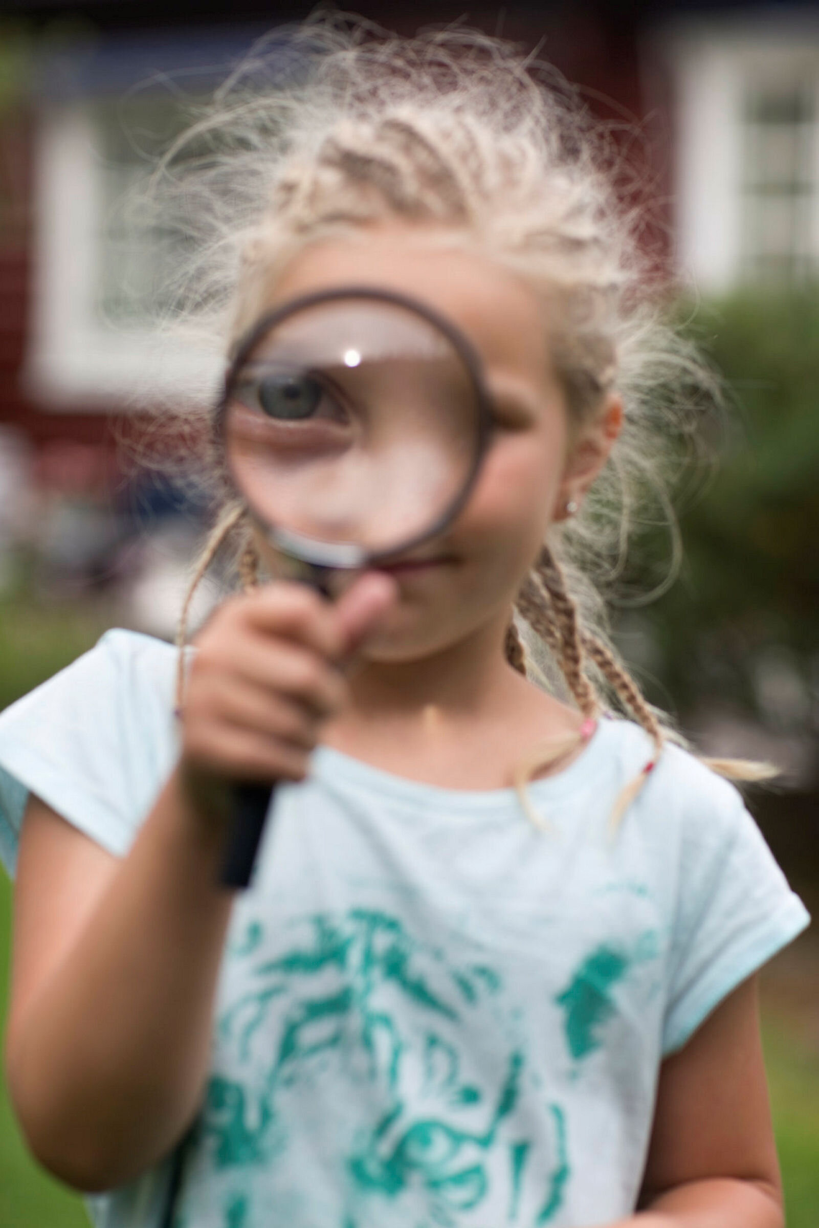 - Det utdannes færre helsesøstre enn vi har trodd Bildet viser en jente som ser gjennom et forstørrelsesglass.