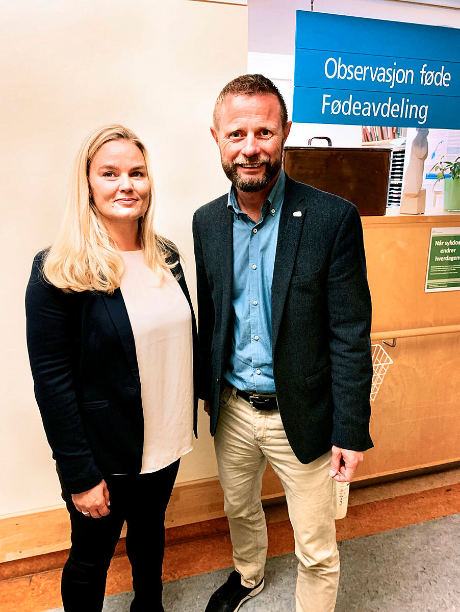 Hanne Charlotte Schjelderup,leder i Jordmorforbundet NSF, og Bent Høie, helseminister