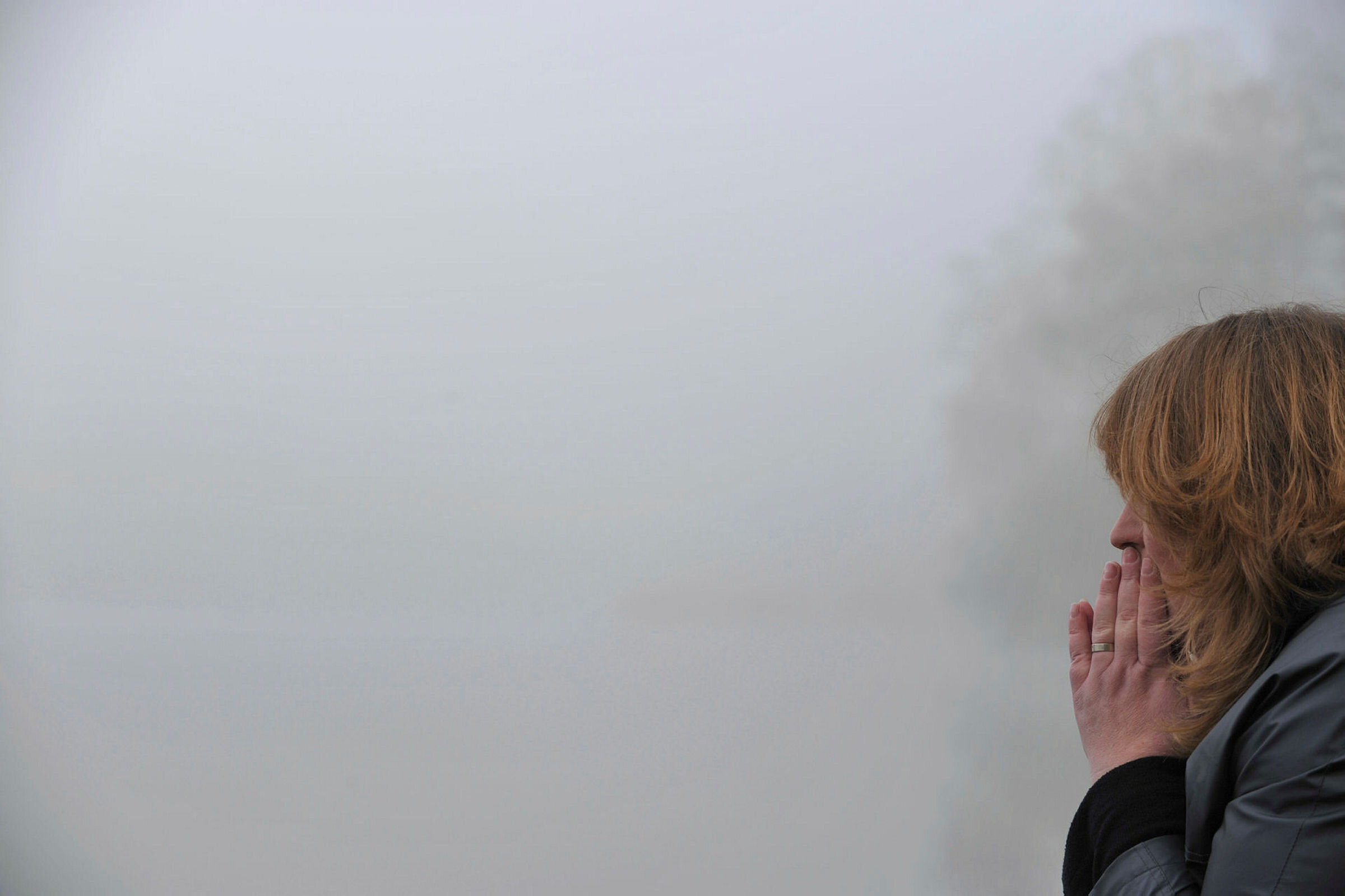 Tåke Anonymisert bilde av kvinne som ser ut i tåkelandskap