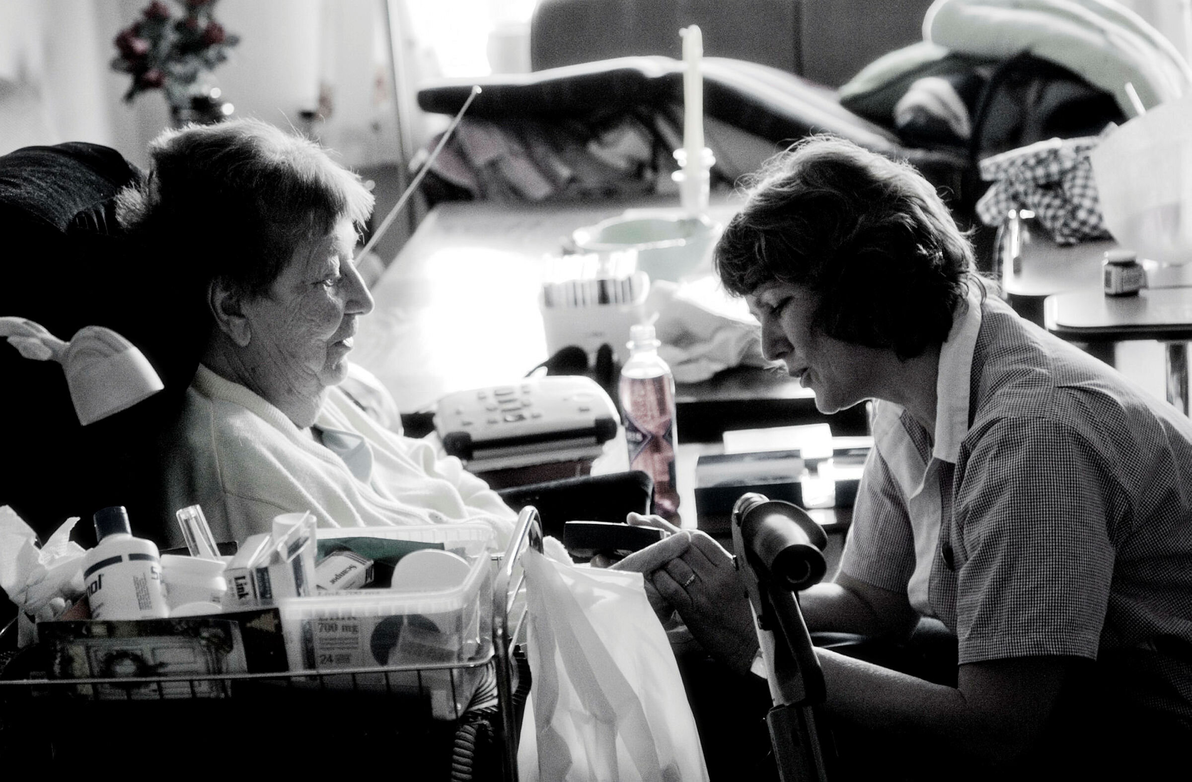 Fra hjemmesykepleien åpen omsorg i Onsøy kommune. Sykepleier Grethe Henriksen og en pasient