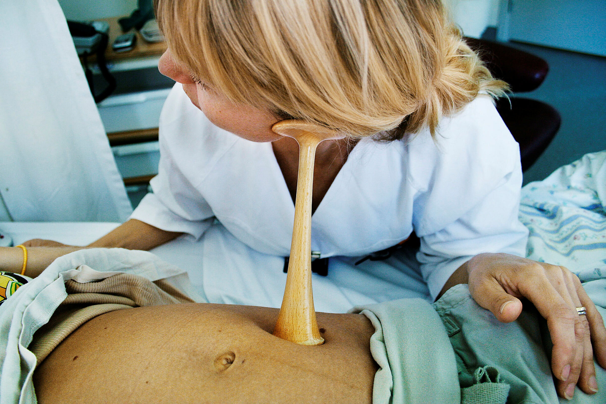 Jordmor Emma Negru, Sykehuset Østfold, Fredrikstad, undersøker gravid.