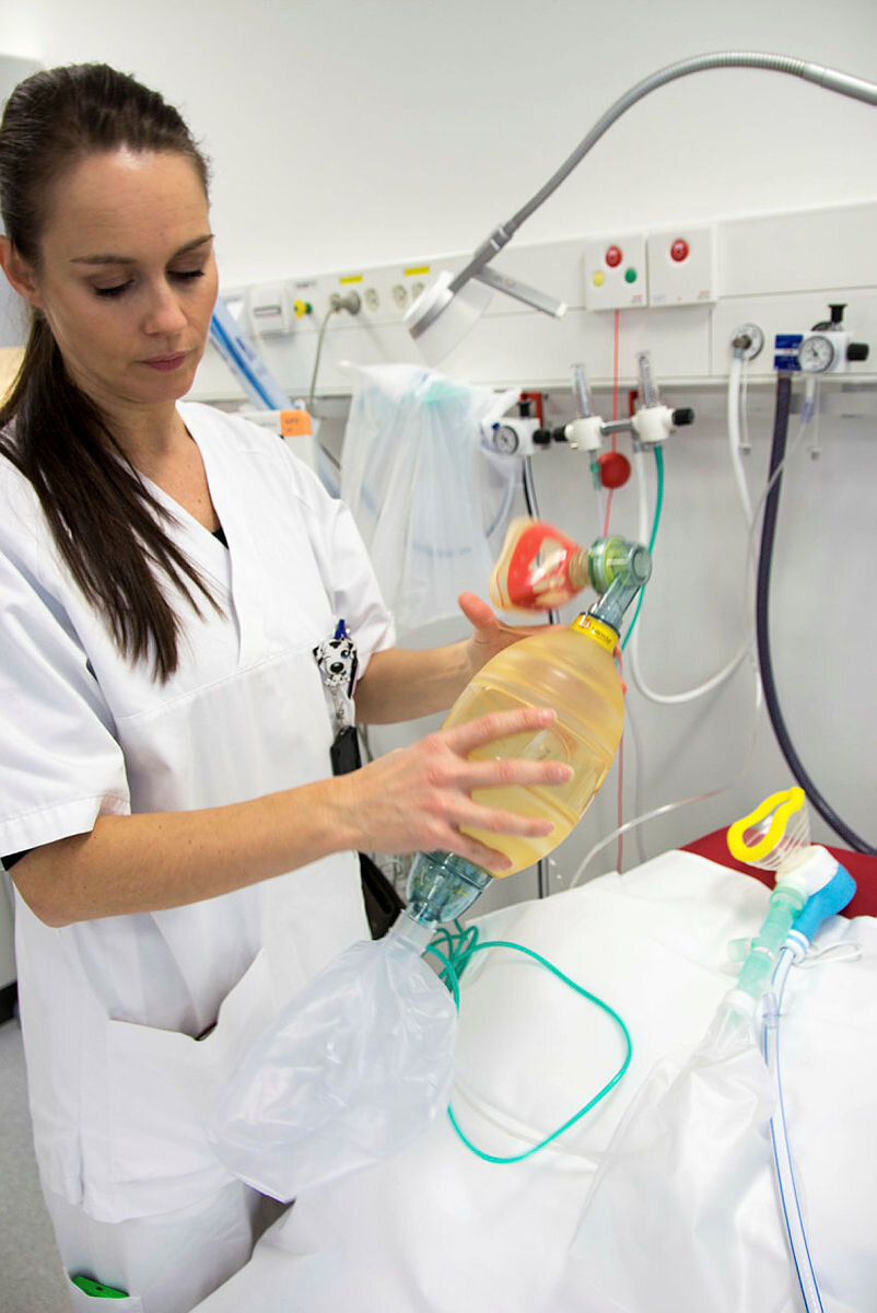 Lystgass på Sykehuset Østfold Bildet viser Cathrine Iren Iversen som holder en bag.