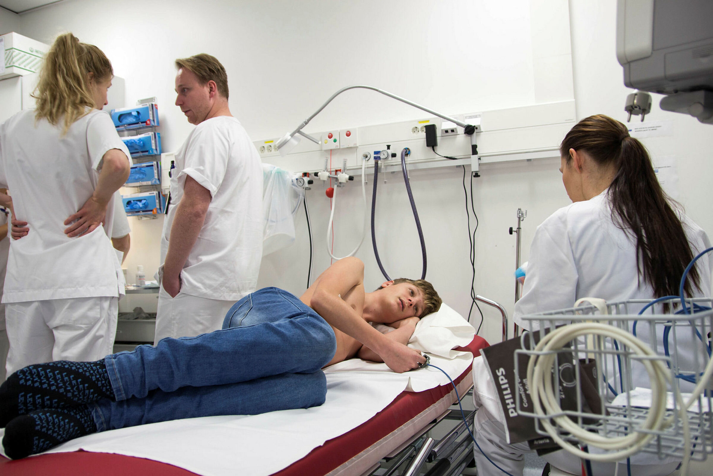 Lystgass på Sykehuset Østfold Bildet viser forberedelser til spinalpunksjon under lystgass.