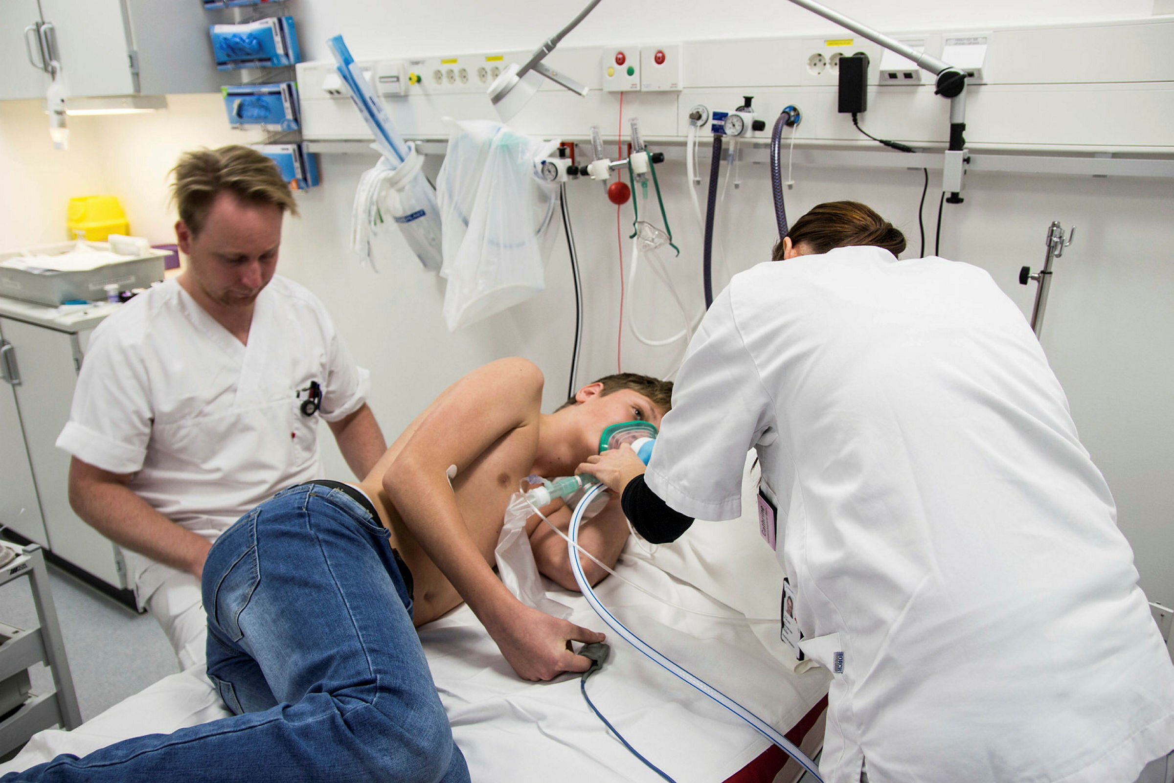 Lystgass på Sykehuset Østfold Bildet viser forberedelser til spinalpunksjon under lystgass.