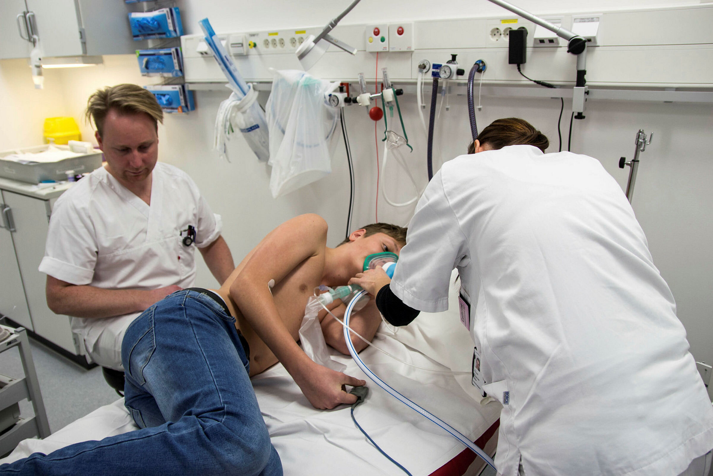 Lystgass på Sykehuset Østfold Bildet viser forberedelser til spinalpunksjon under lystgass.