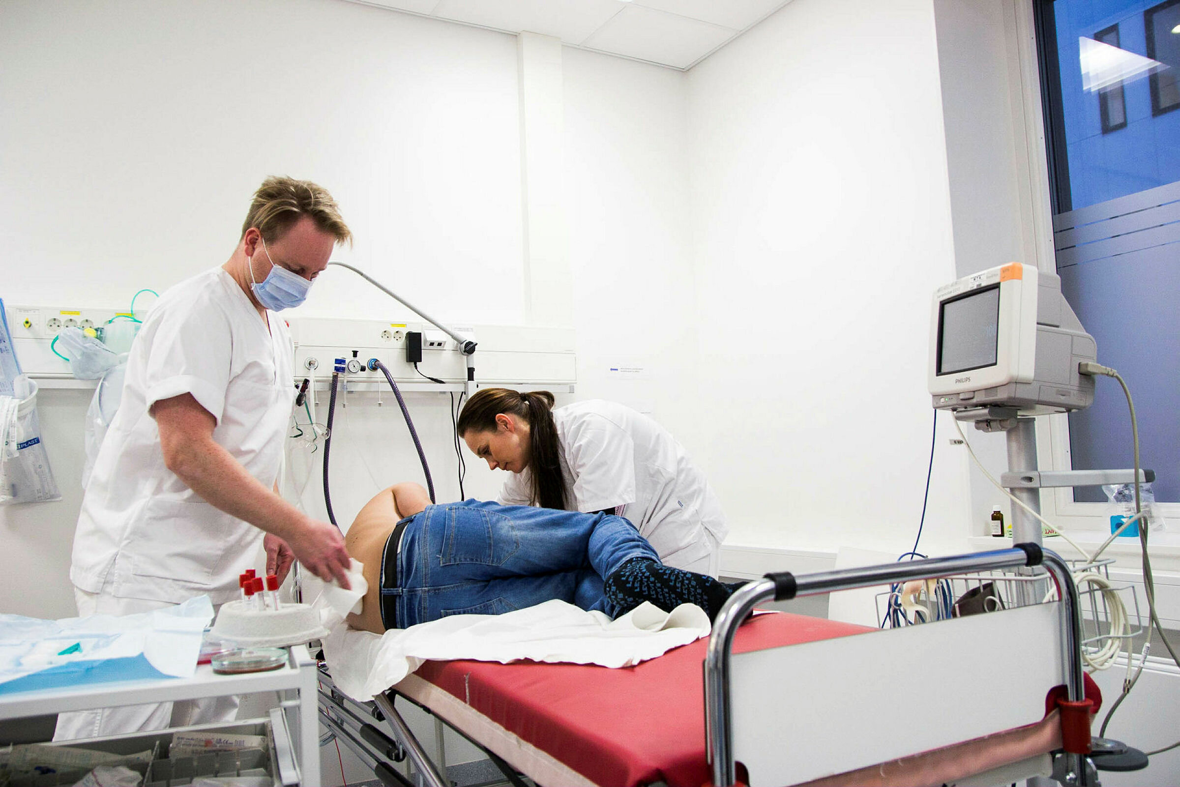 Lystgass på Sykehuset Østfold Bildet viser forberedelser til spinalpunksjon gjort under lystgass.