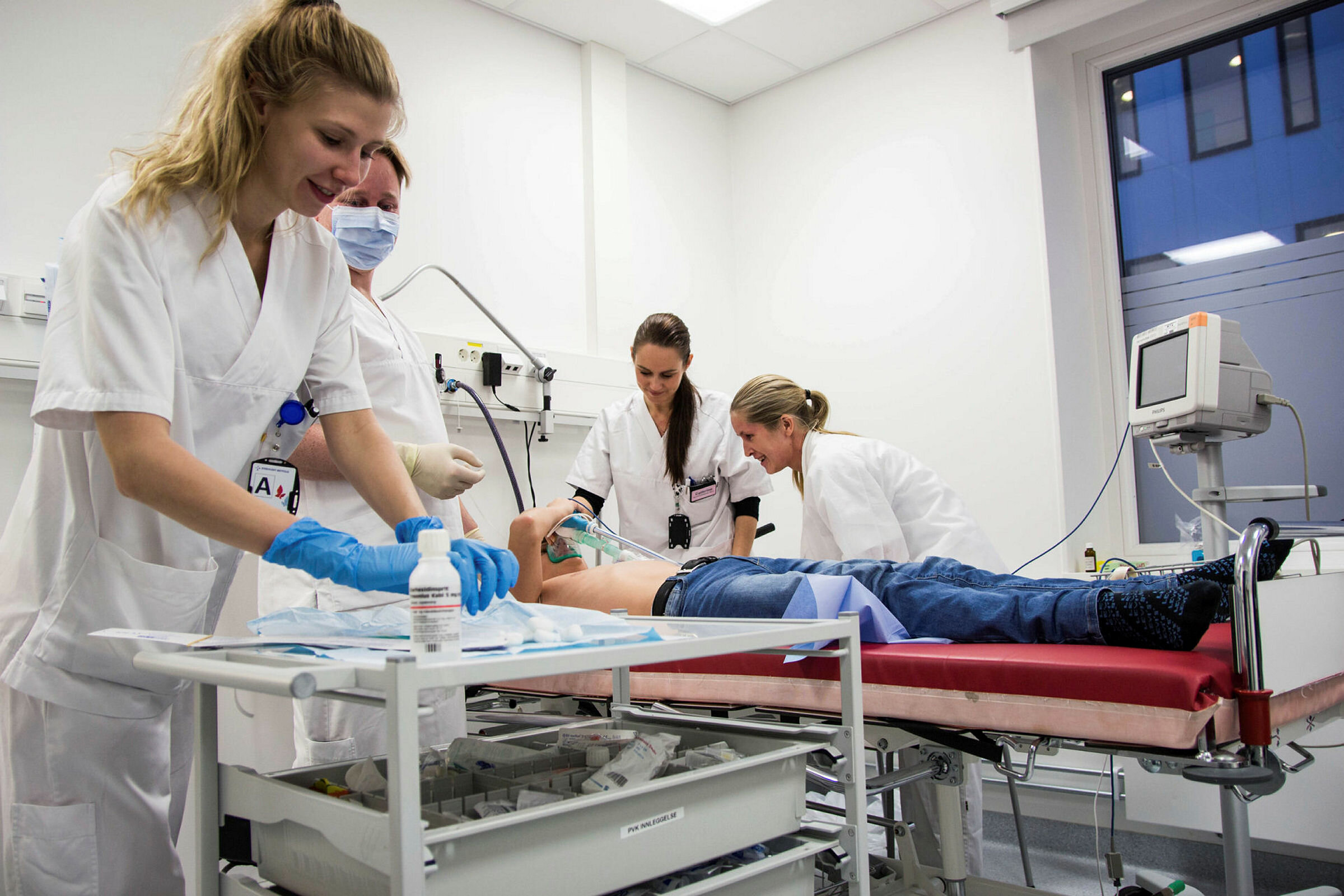 Lystgass på Sykehuset Østfold Bildet viser forberedelser til spinalpunksjon under lystgass.