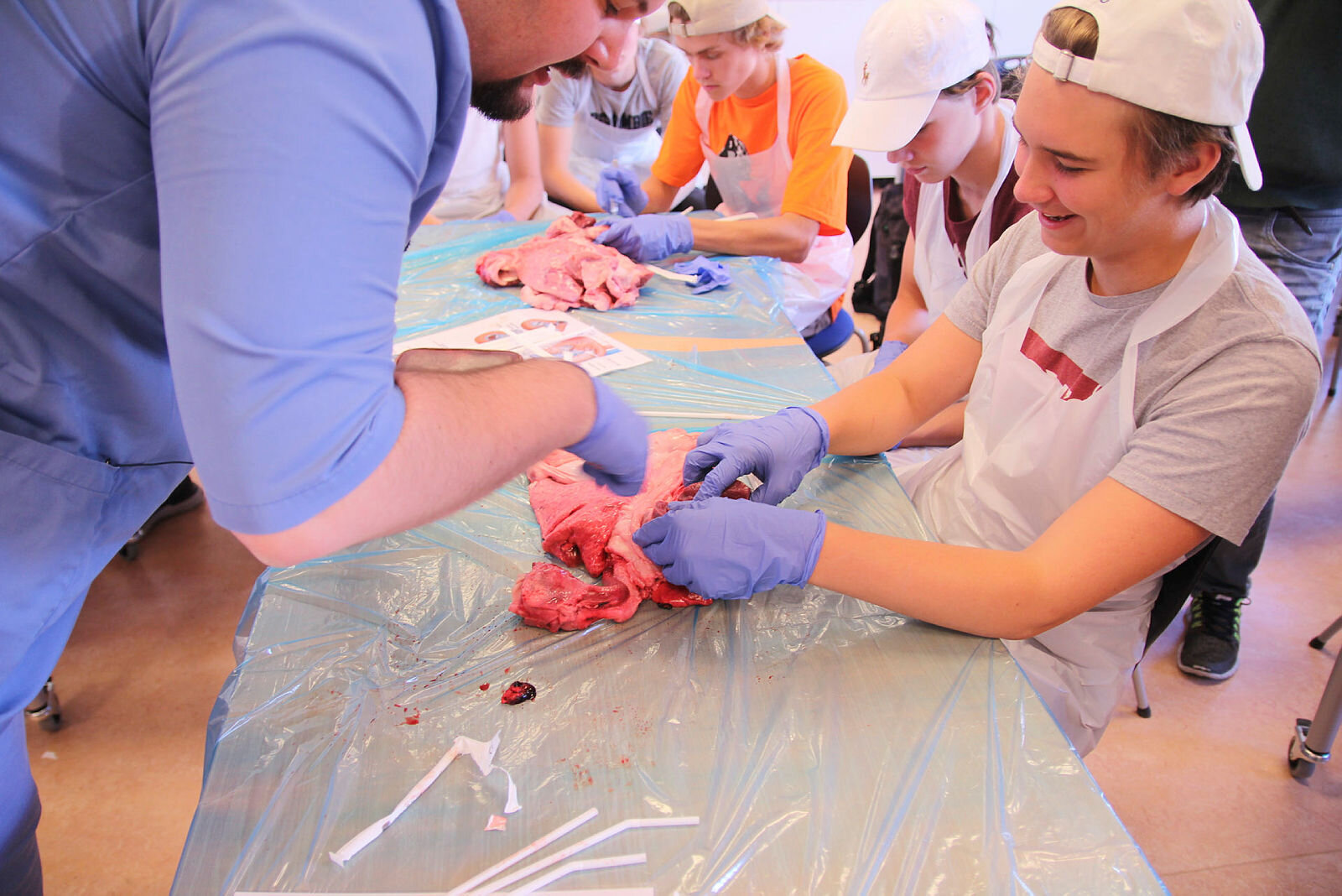 Gutter besøker sykepleierutdanningen på Gjøvik Gutter i 10. klasse besøker sykepleierutdanningen på Gjøvik for å bli kjent med sykepleieryrket.