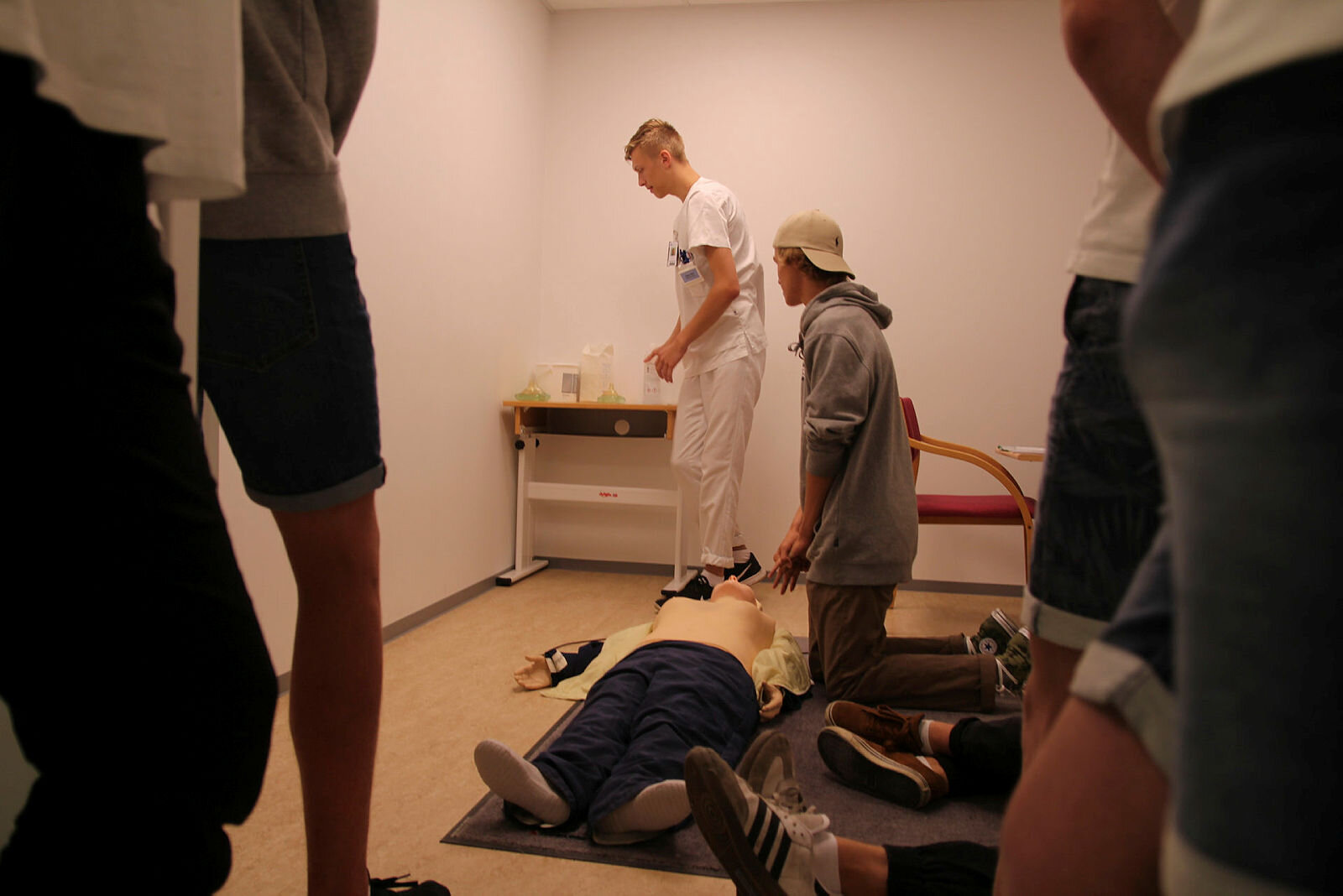 Gutter besøker sykepleierutdanningen på Gjøvik Gutter i 10. klasse besøker sykepleierutdanningen på Gjøvik for å bli kjent med sykepleieryrket.