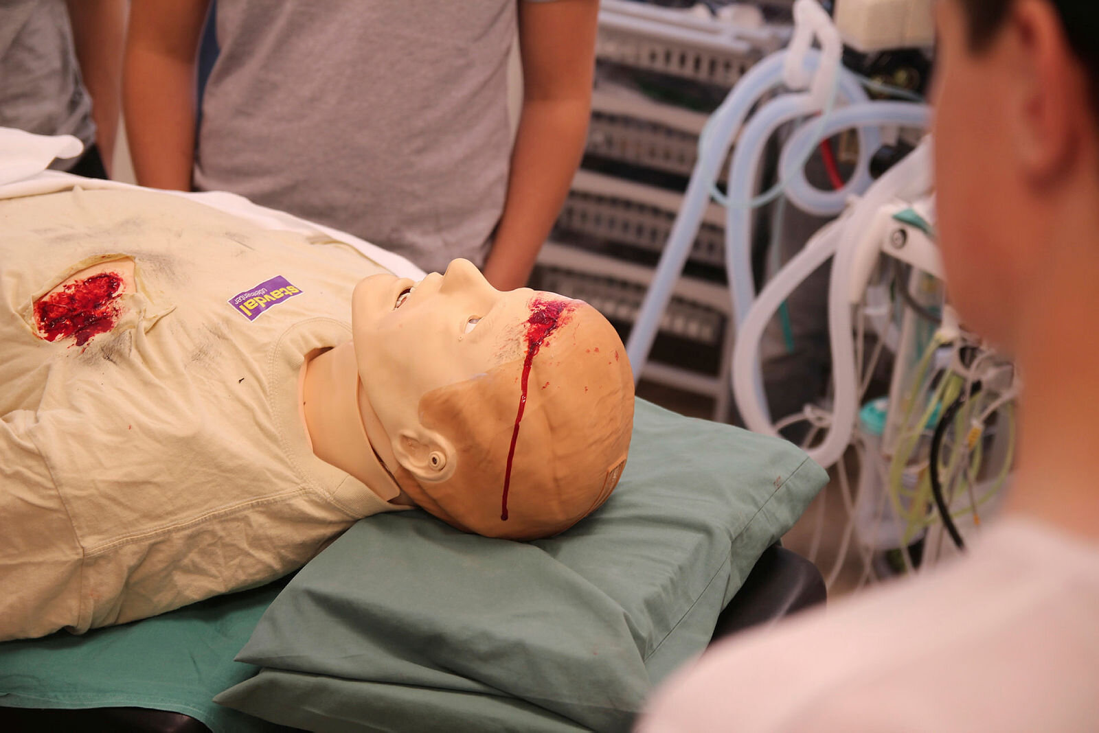 Gutter besøker sykepleierutdanningen på Gjøvik Gutter i 10. klasse besøker sykepleierutdanningen på Gjøvik for å bli kjent med sykepleieryrket.