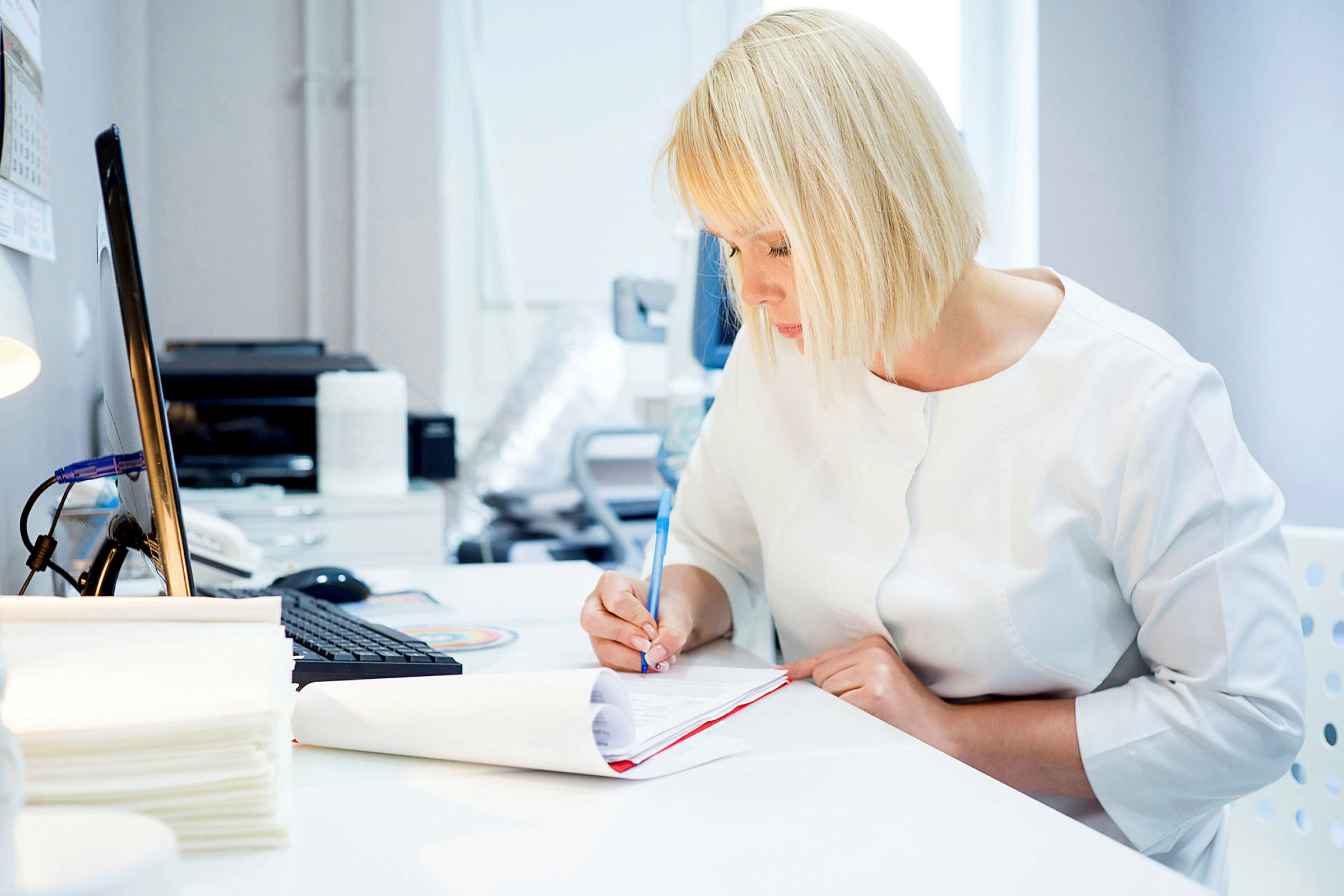 Kvinne fyller ut skjema