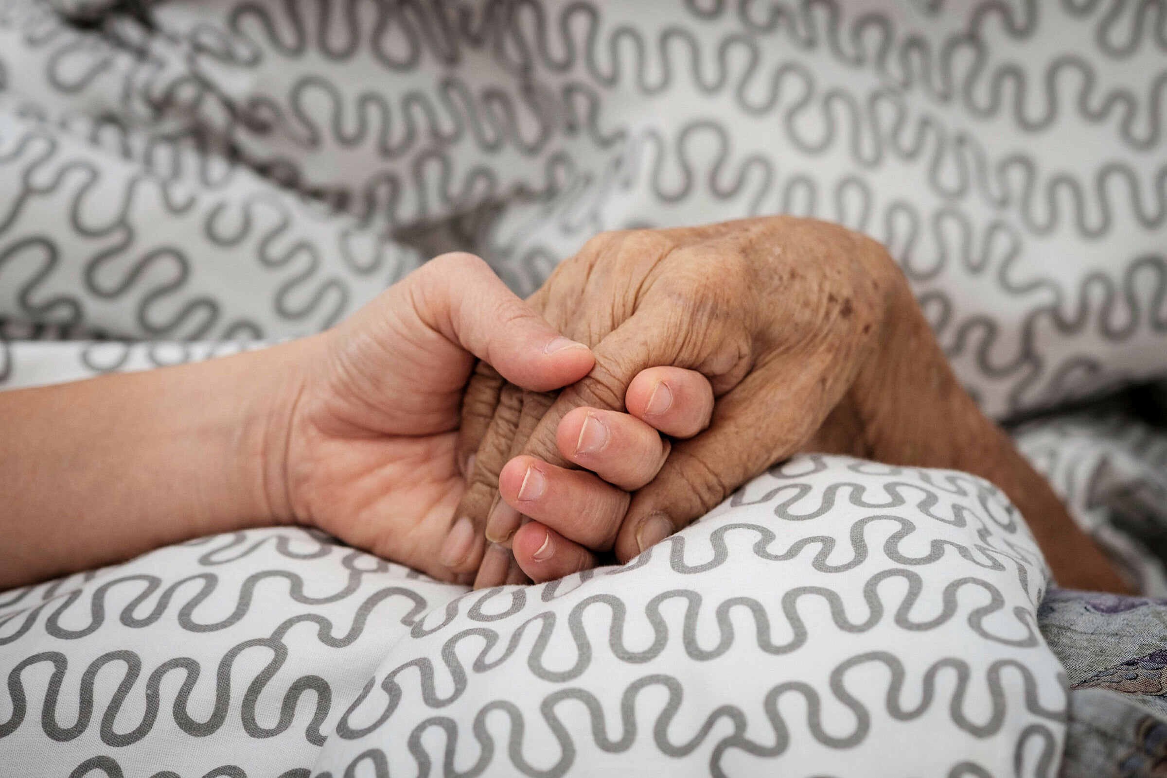 hender Ung hånd holder eldre