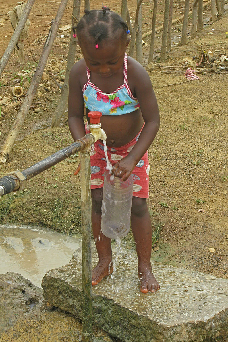 Vann Jente fyller vann på flaske