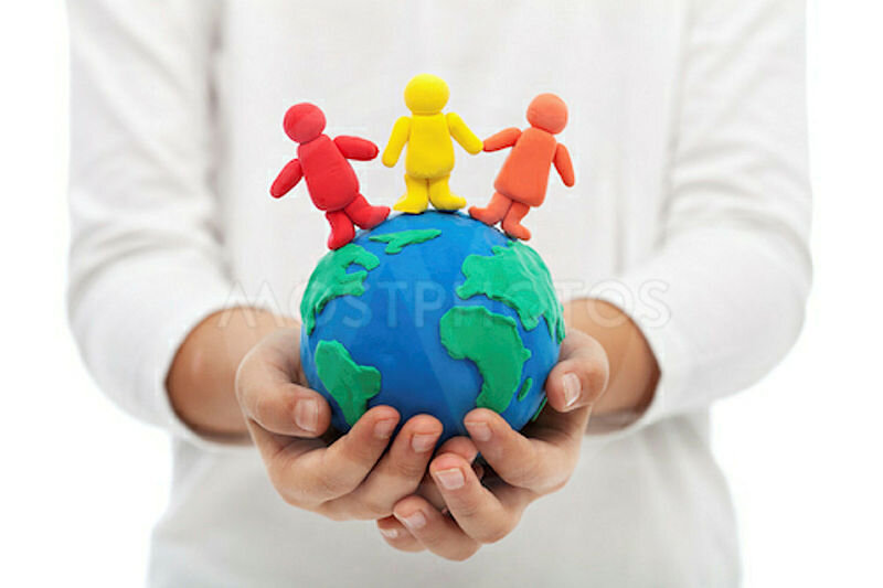 Illustrasjonsbildet viser et barn med en klode i hendene og med tre små figurer på toppen.