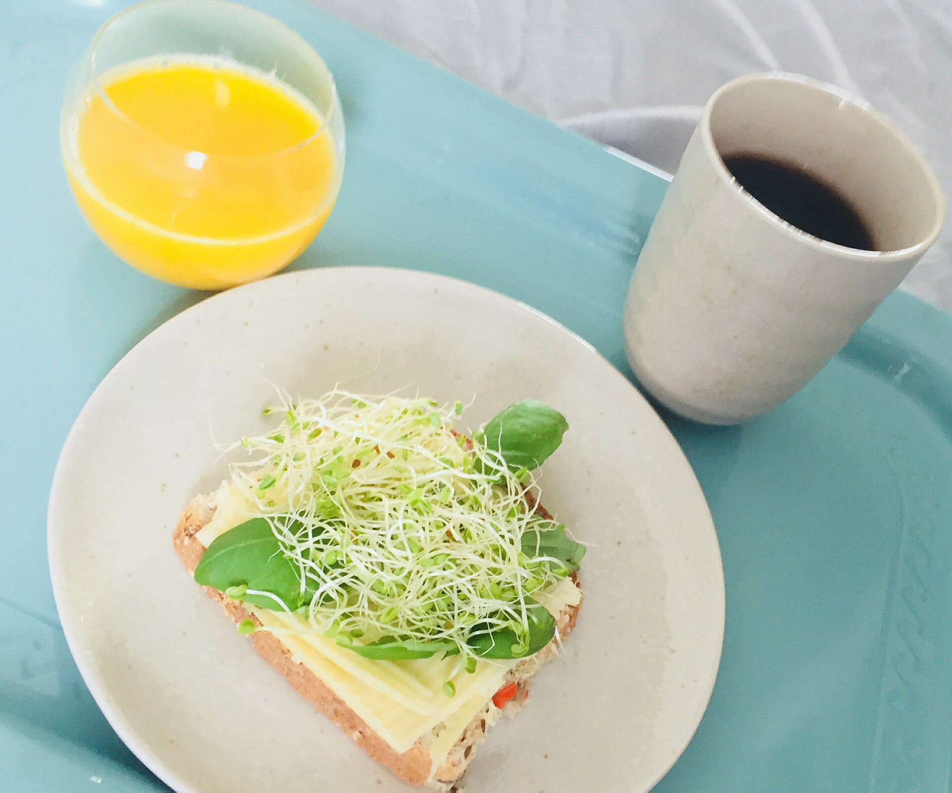 mat brødskive, juice og kaffe