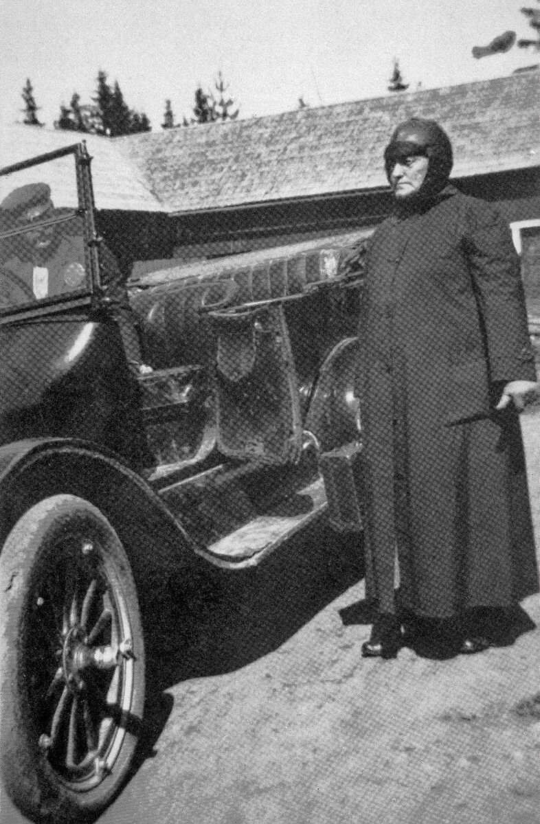 Helga Johansen Portrett av jordmor Helga Johansen, aka. Jordmor-Matja