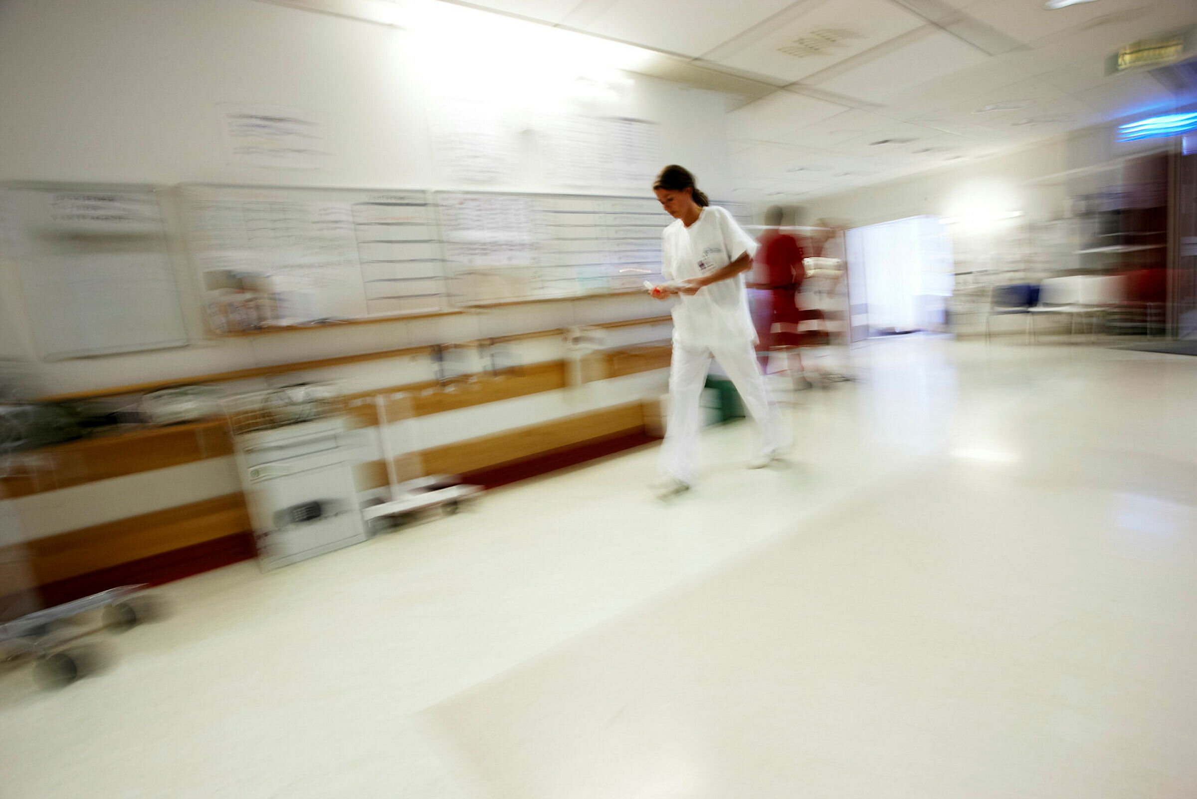 Sykepleier Sykepleier som løper og stresser.