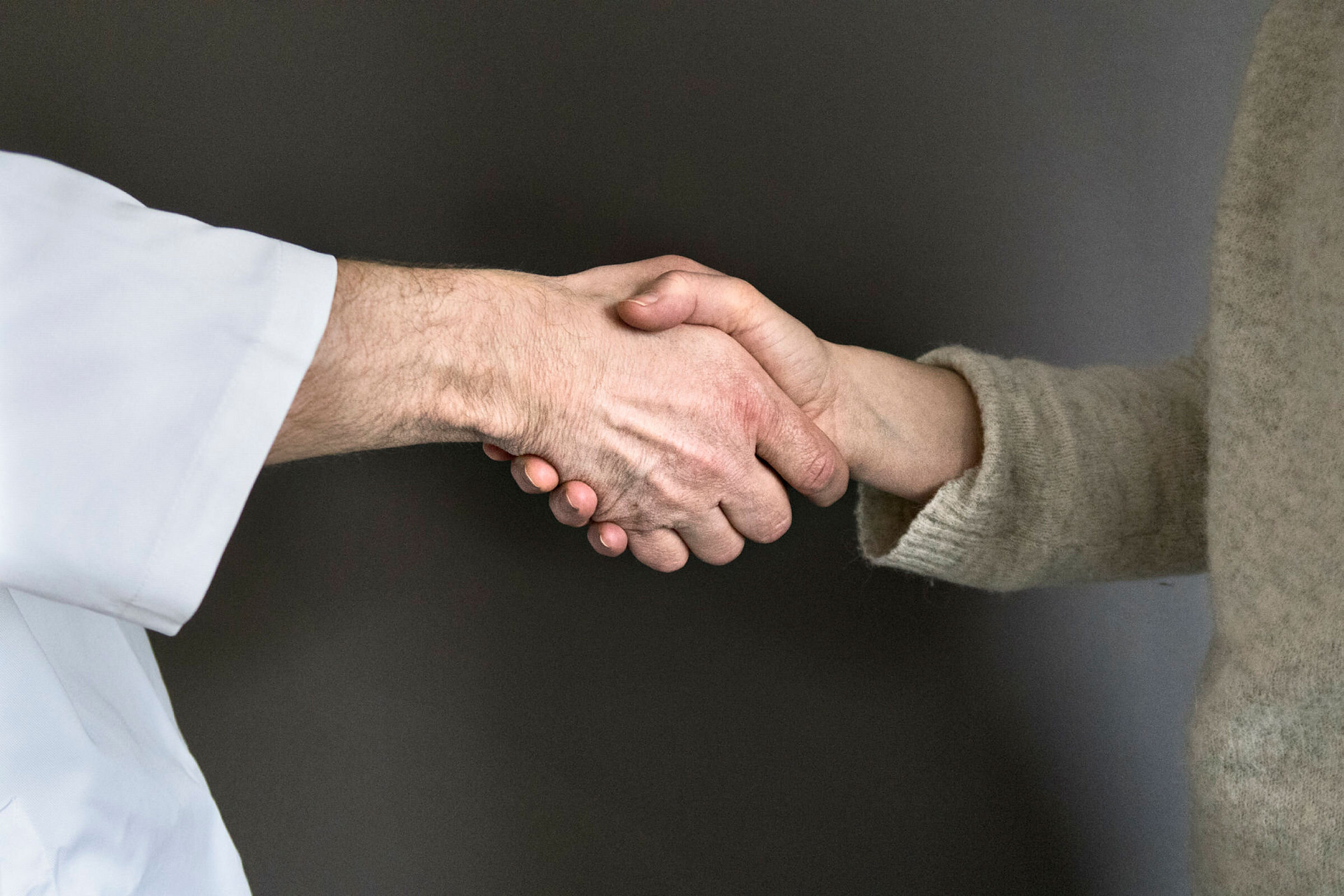 Håndhilsing Helsepersonell hilser på pasient eller pårørende