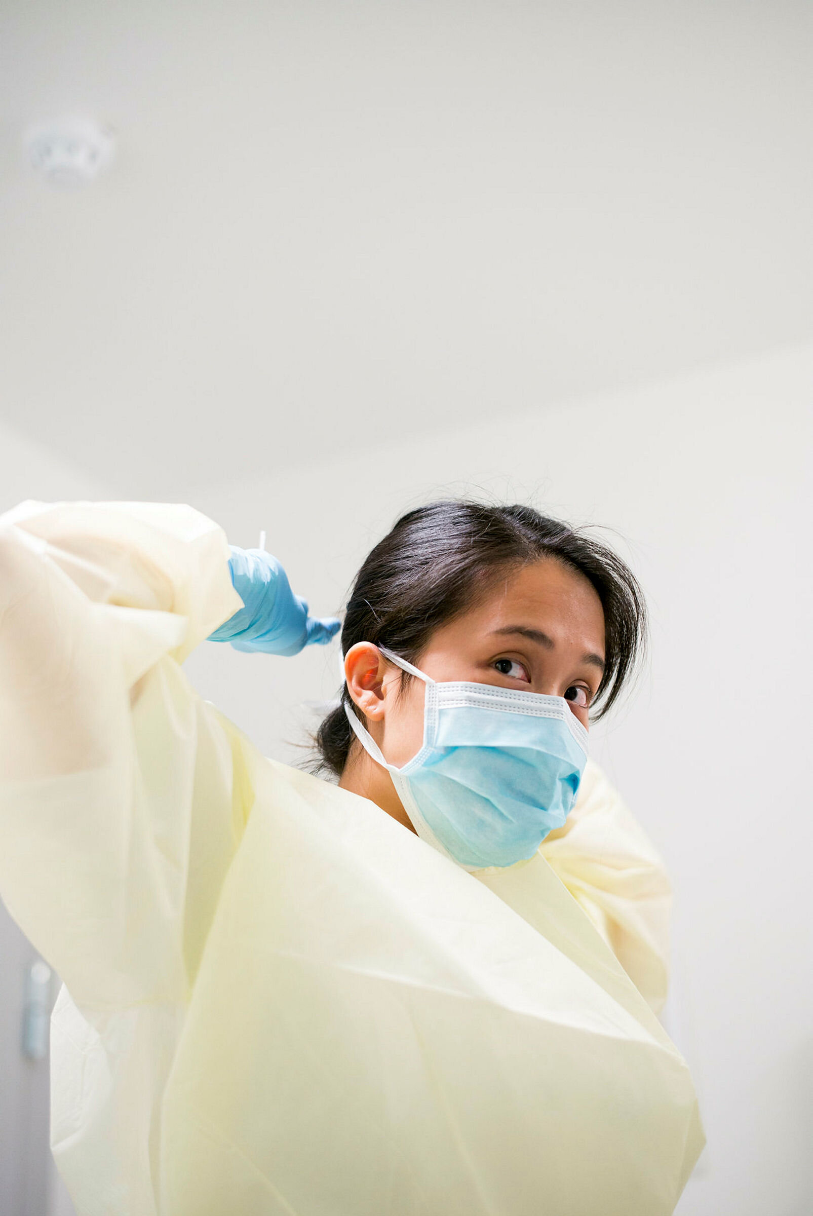 Sykepleier med verneutstyr.