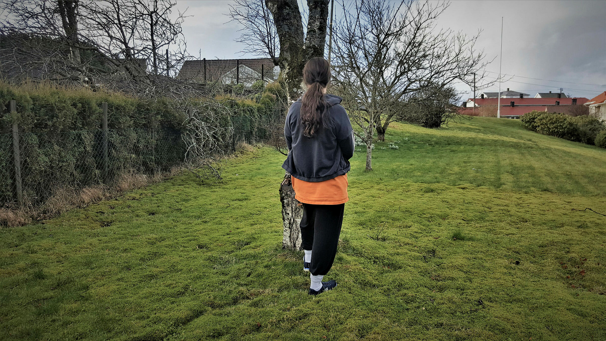 Elise Hjemmesykepleier Elise (pseudonym) fotografert bakfra.