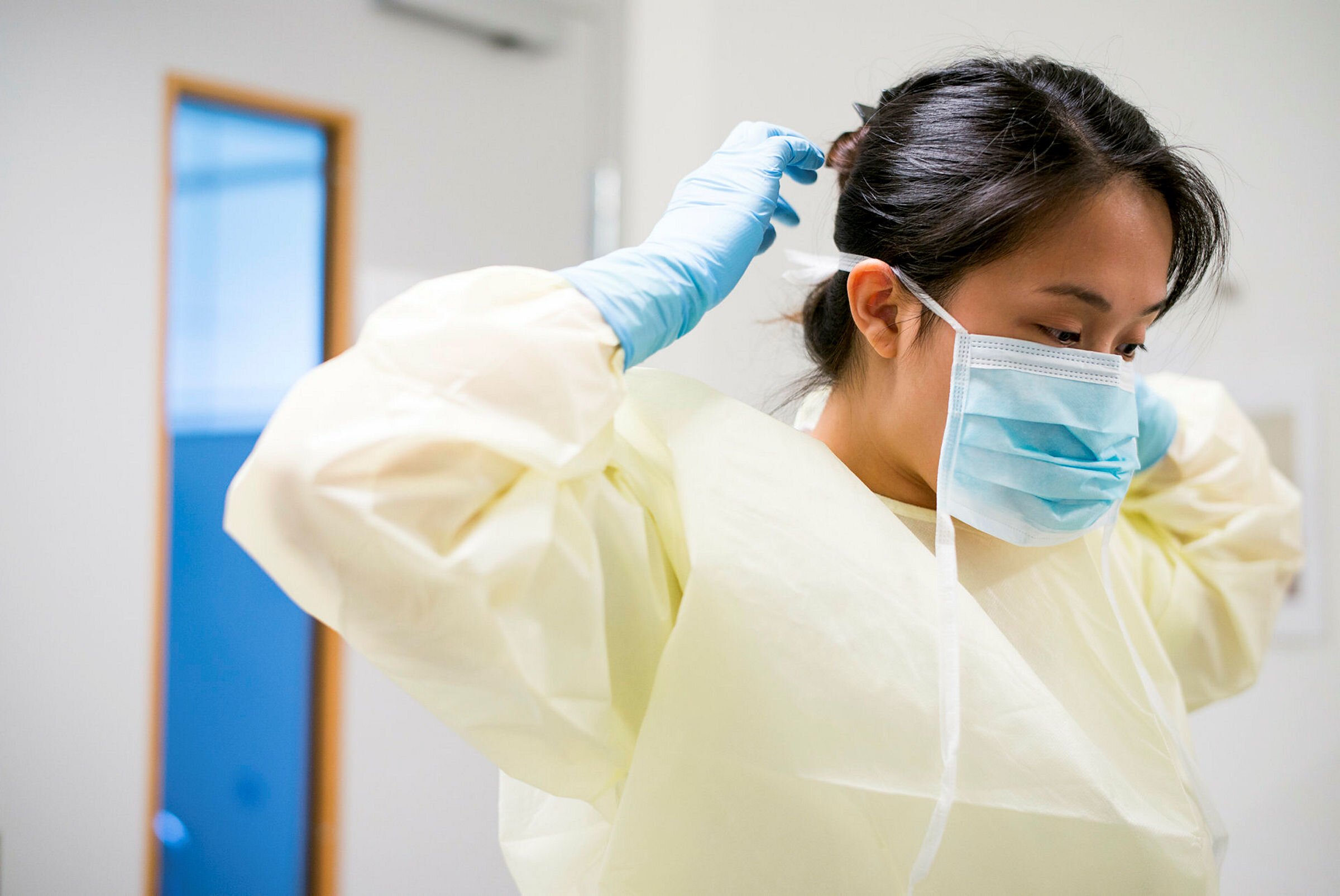 Sykepleier med verneutstyr.