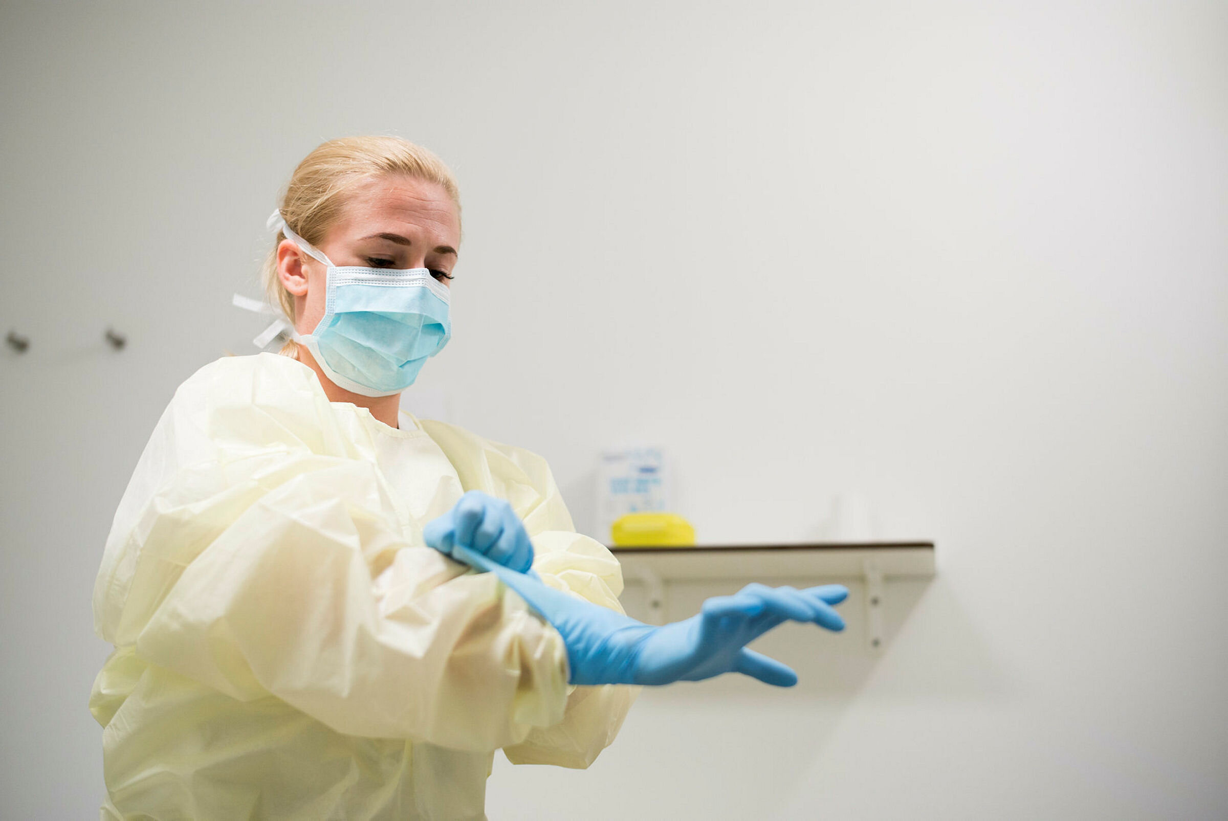 Sykepleier med verneutstyr.