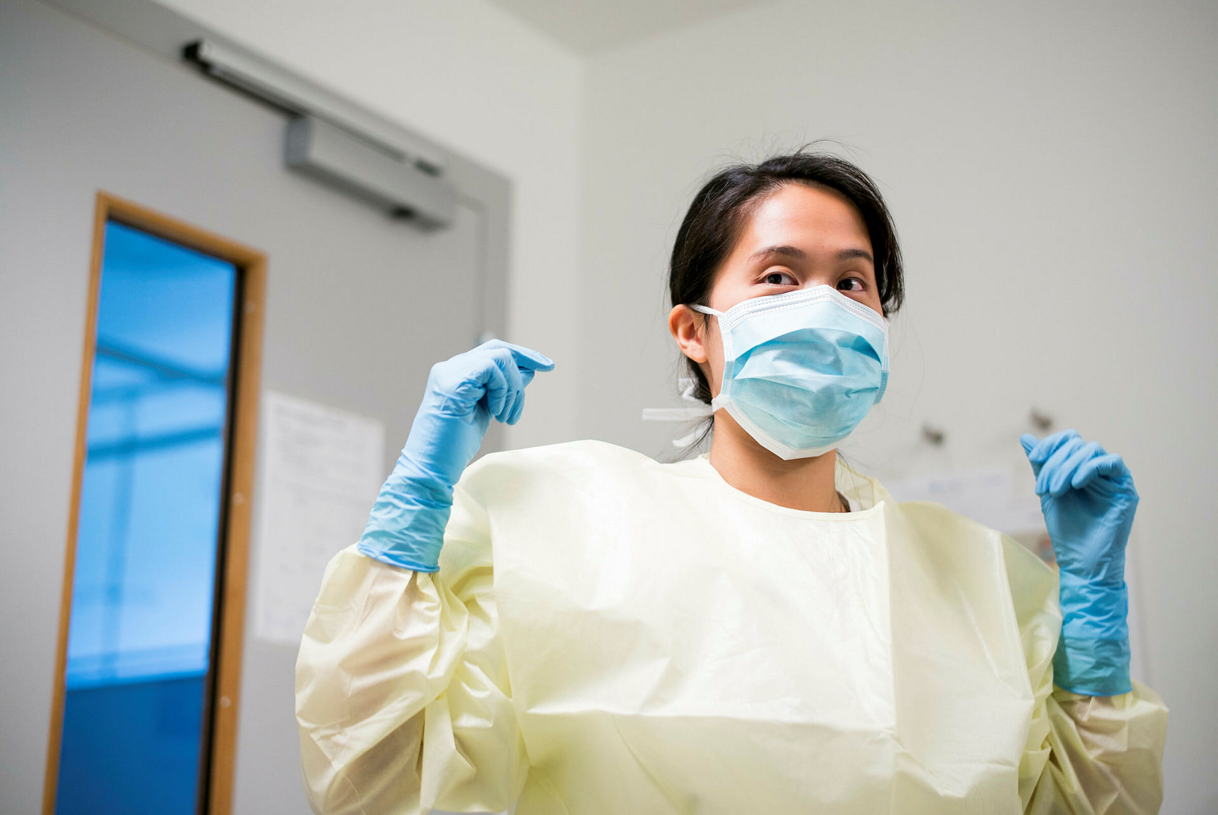 Sykepleier med verneutstyr.