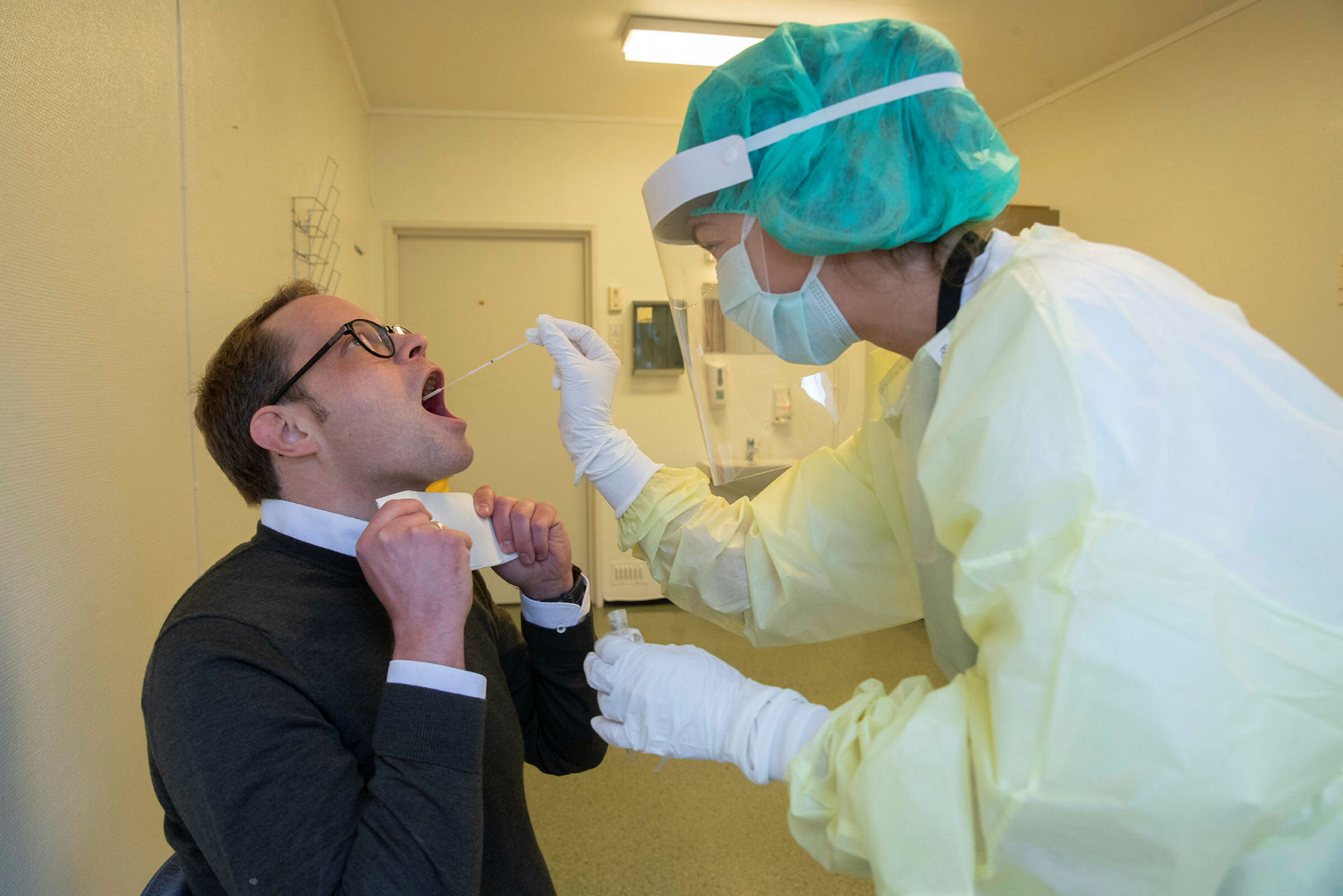 Koronatesting Helsearbeider utfører koronatest