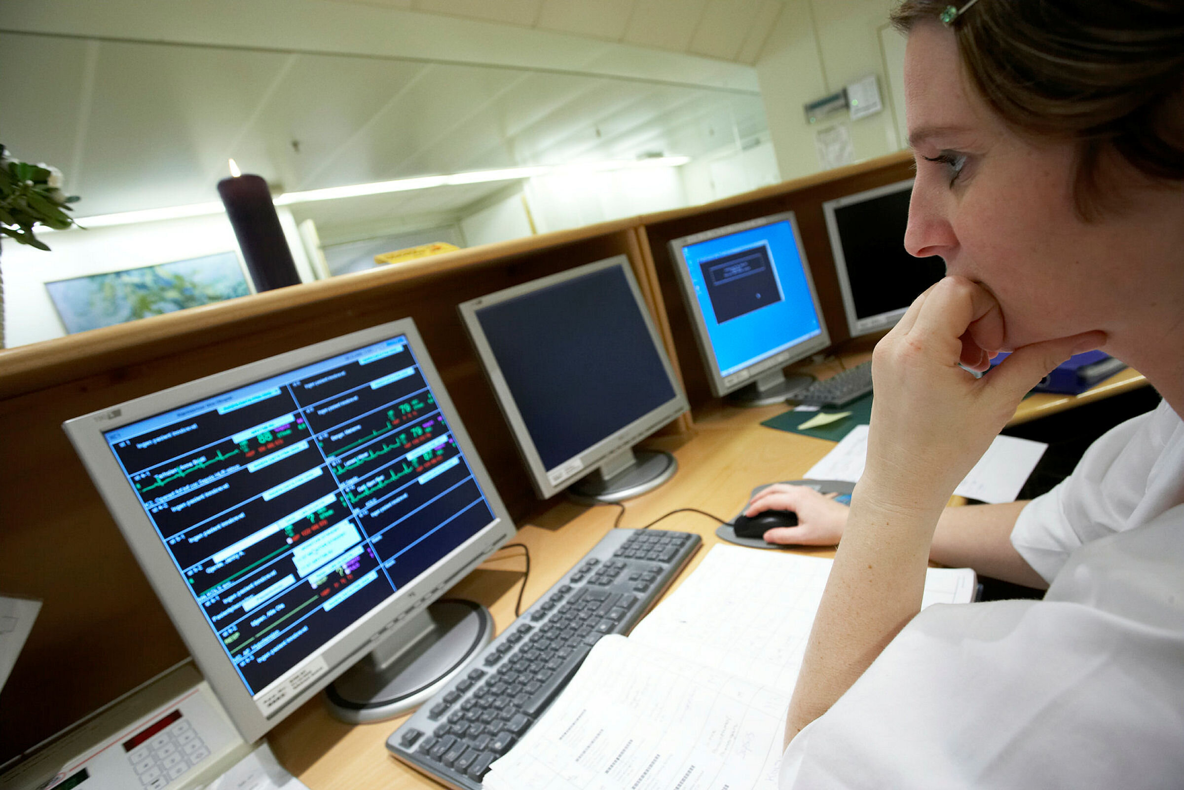 Sykepleier Rita Monroe på Moss sykehus overvåker pasienter på intensivavdelingen..