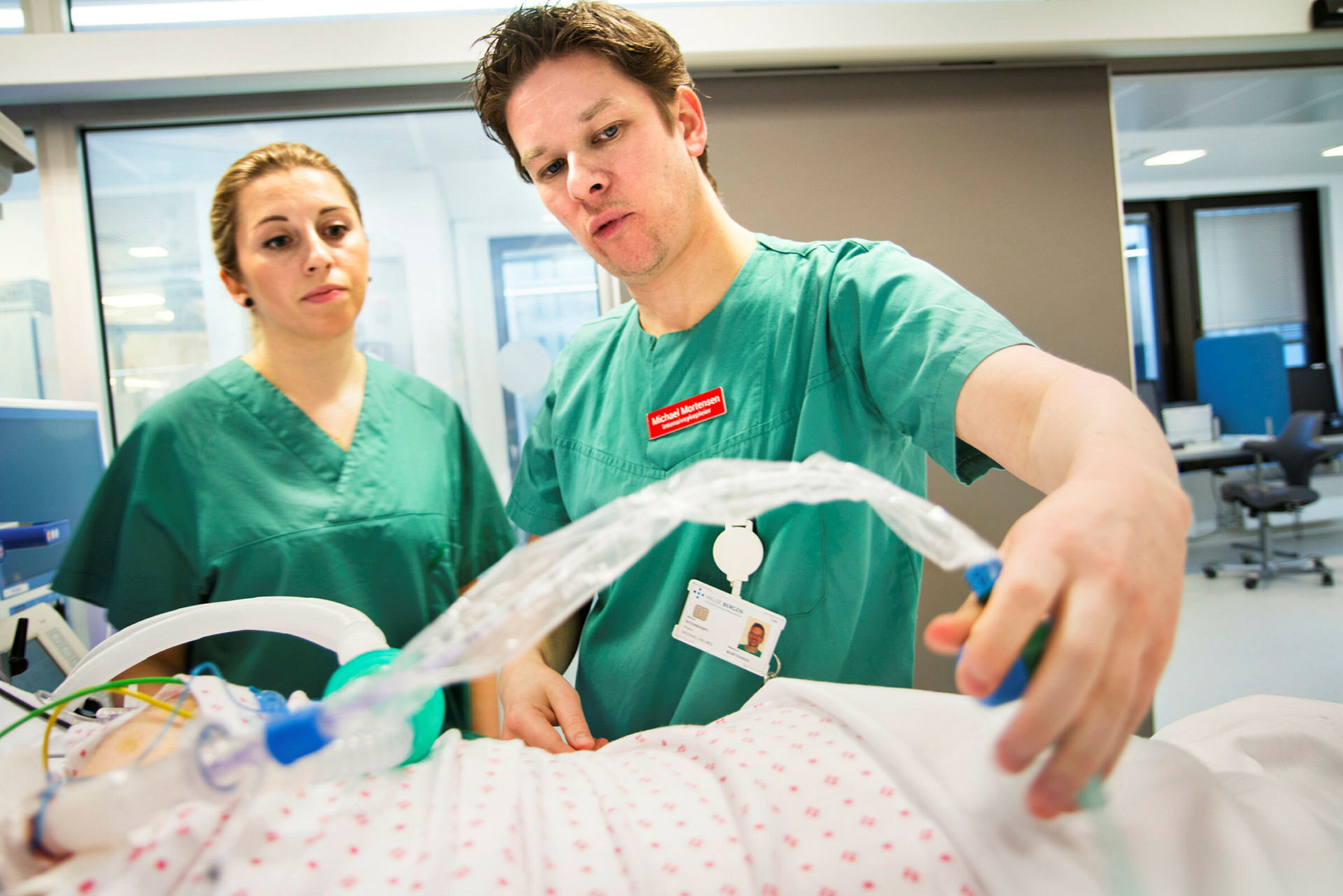 Michael Mortensen og Veslava Petrovskaja Intensivsykepleier Michael Mortensen veileder Veslava Petrovskaja på Haukeland universitetssykehus.