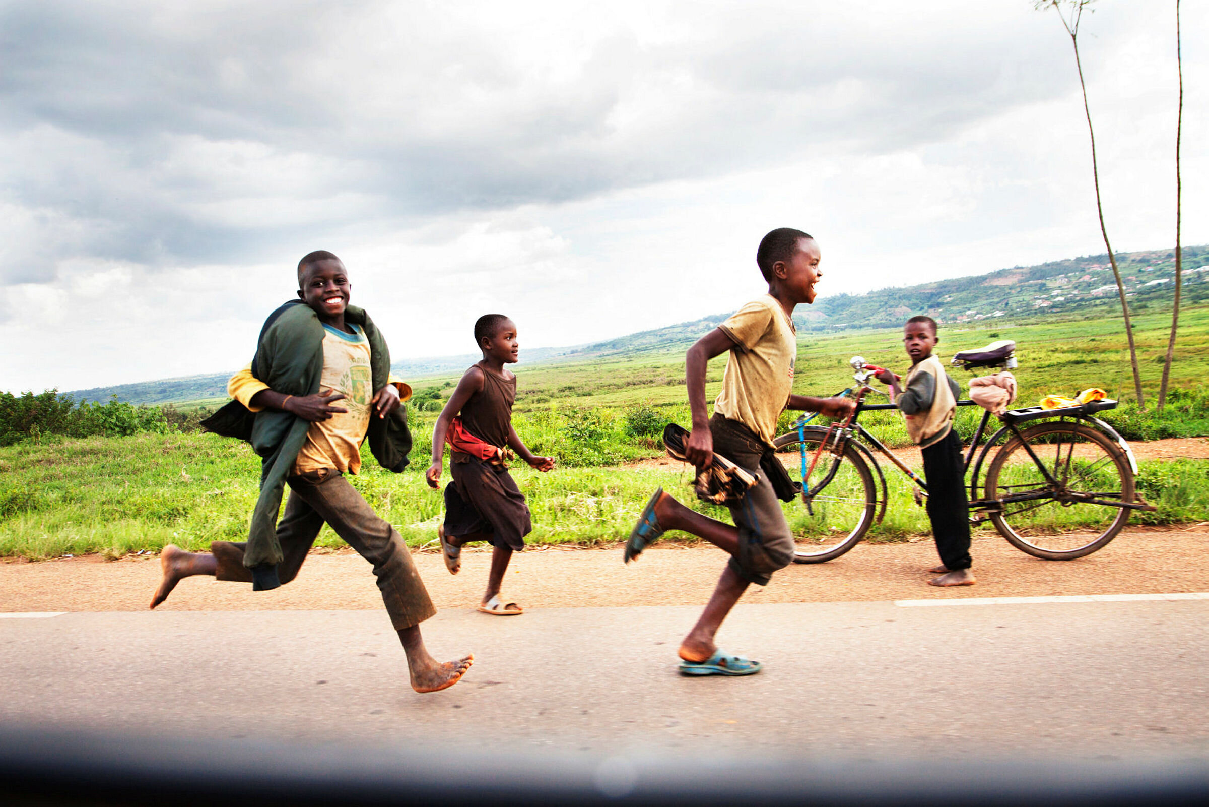 Fra Rwanda, the land of the thousand hills. Utenfor Kigali. Over halvparten av befolkningen er under 18 år. Etter folkemordet i 1994.