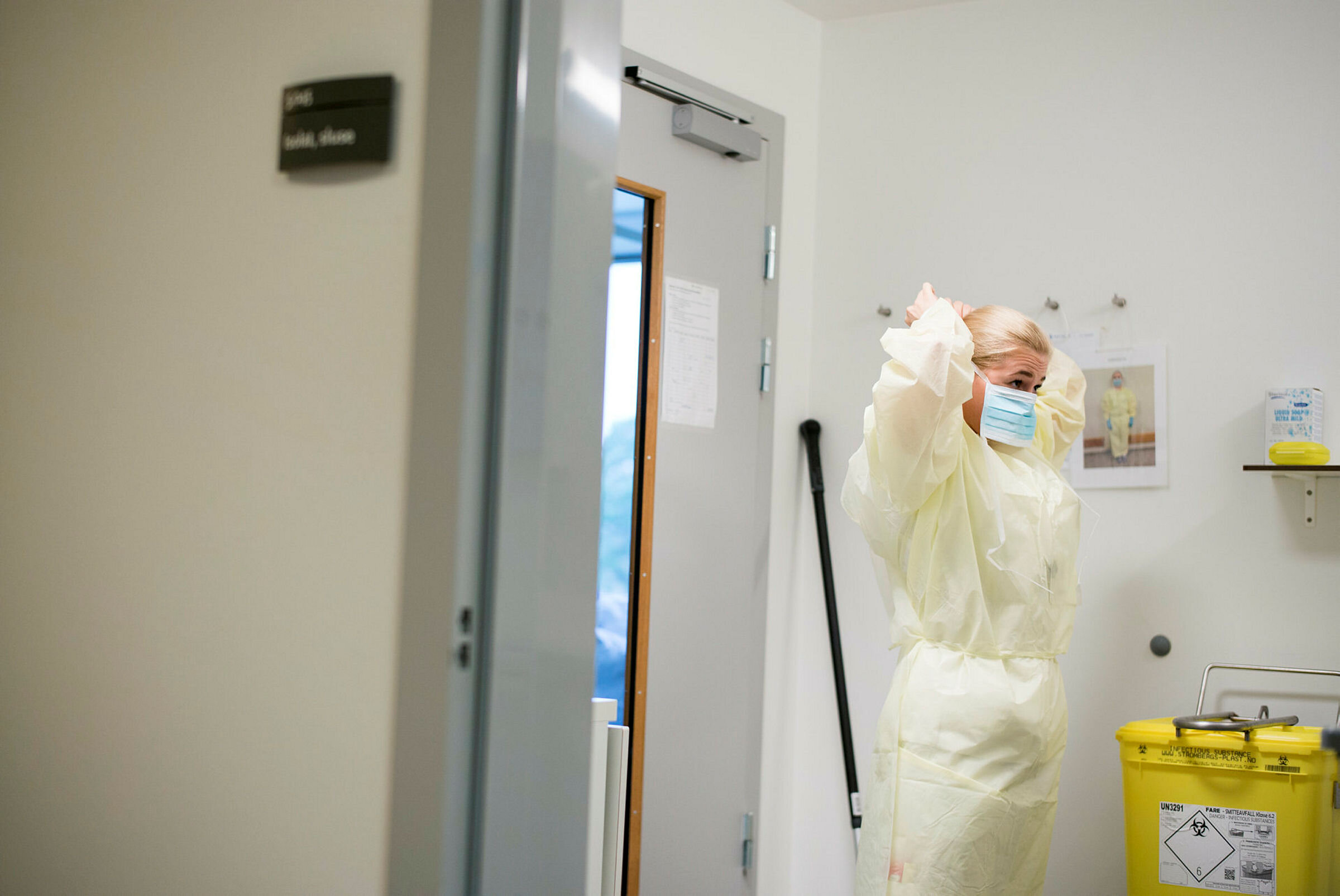 Sykepleier med verneutstyr.